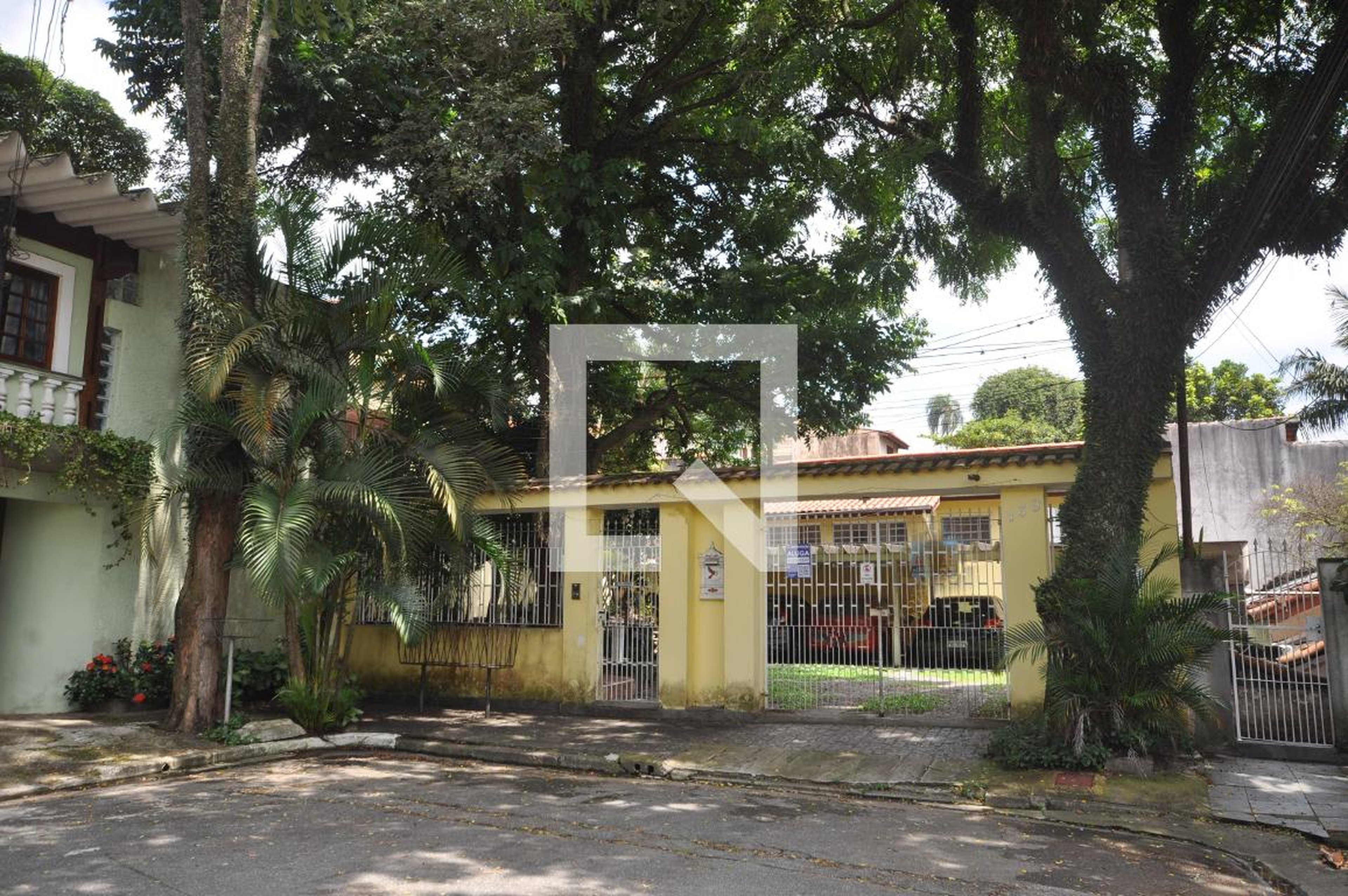 Fachada Condomínio em Rua Roque Pereira, 139