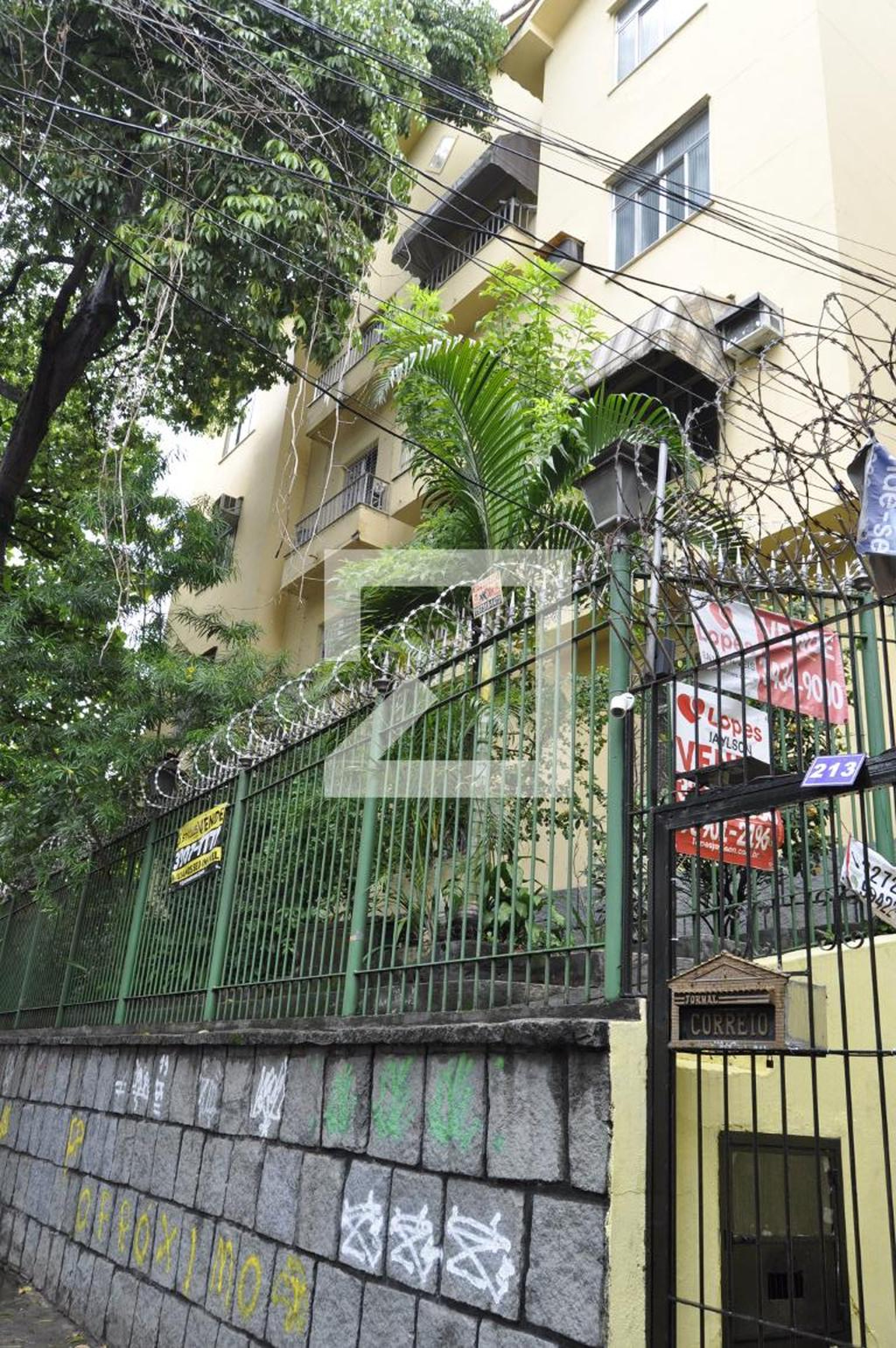 Fachada Condomínio em Rua Aristides Caire, 213