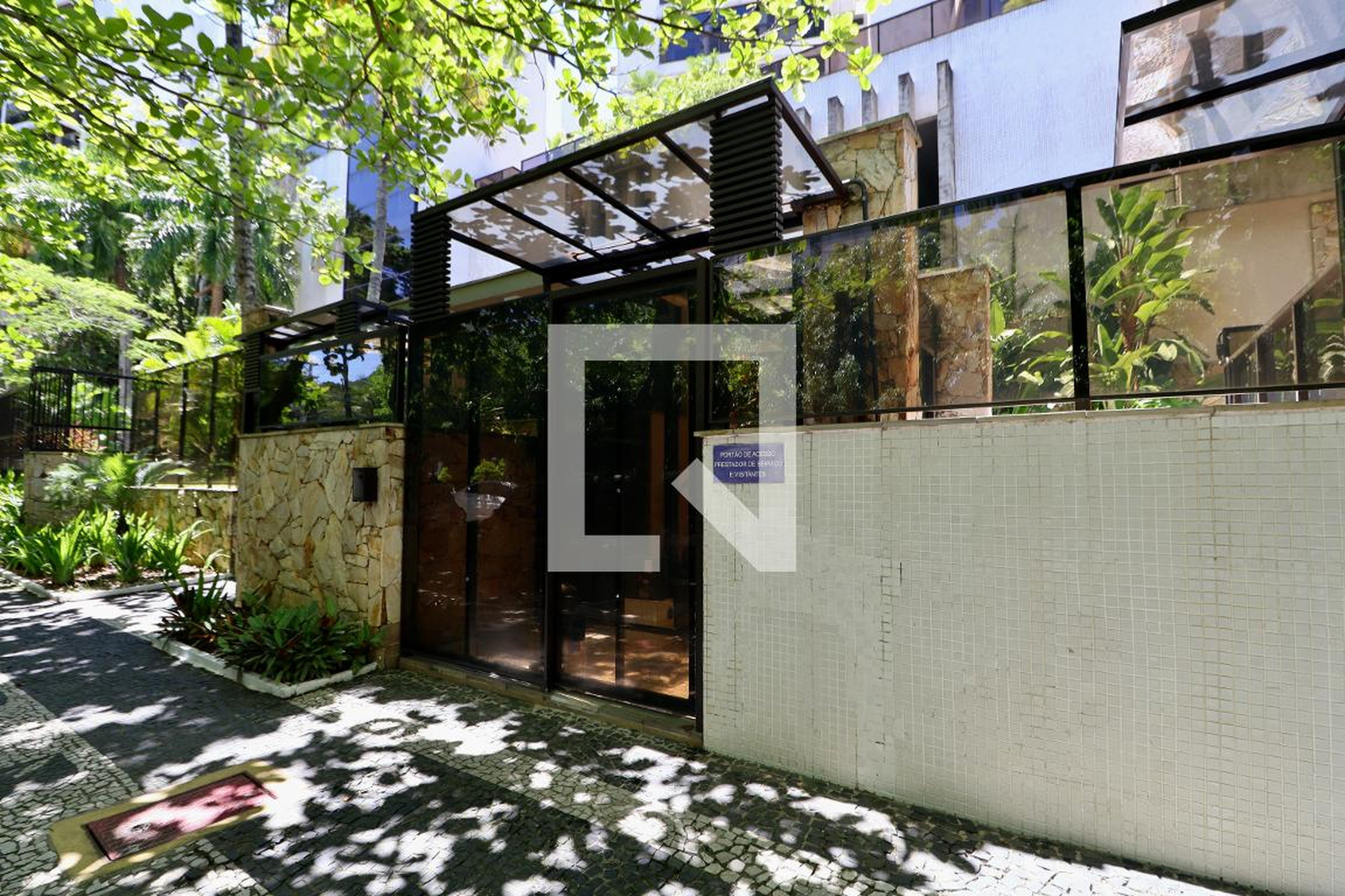 Fachada Condomínio em Rua Canto da Enseada, 186