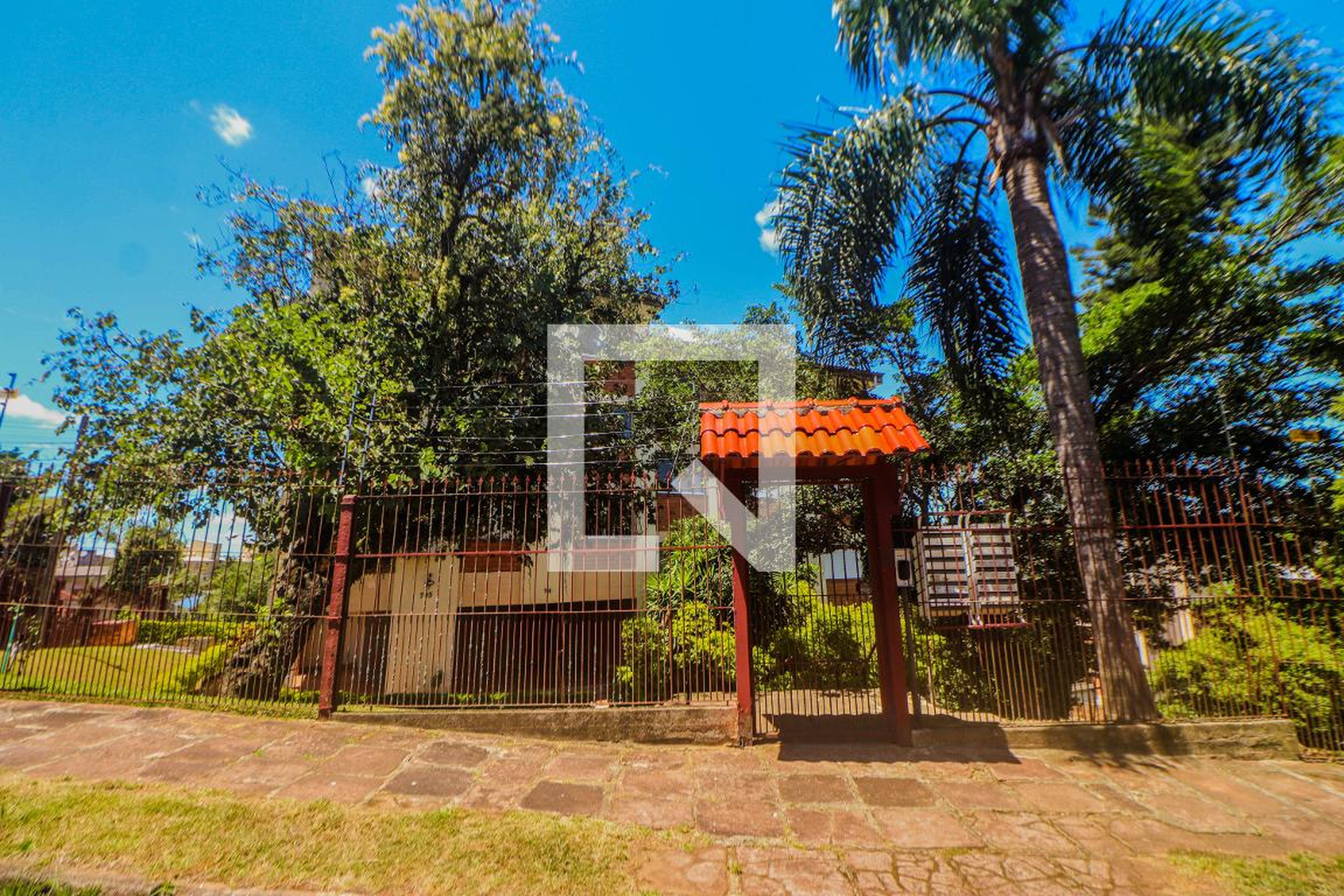 Fachada Condomínio em Rua Professor Álvaro Barcellos Ferreira, 745