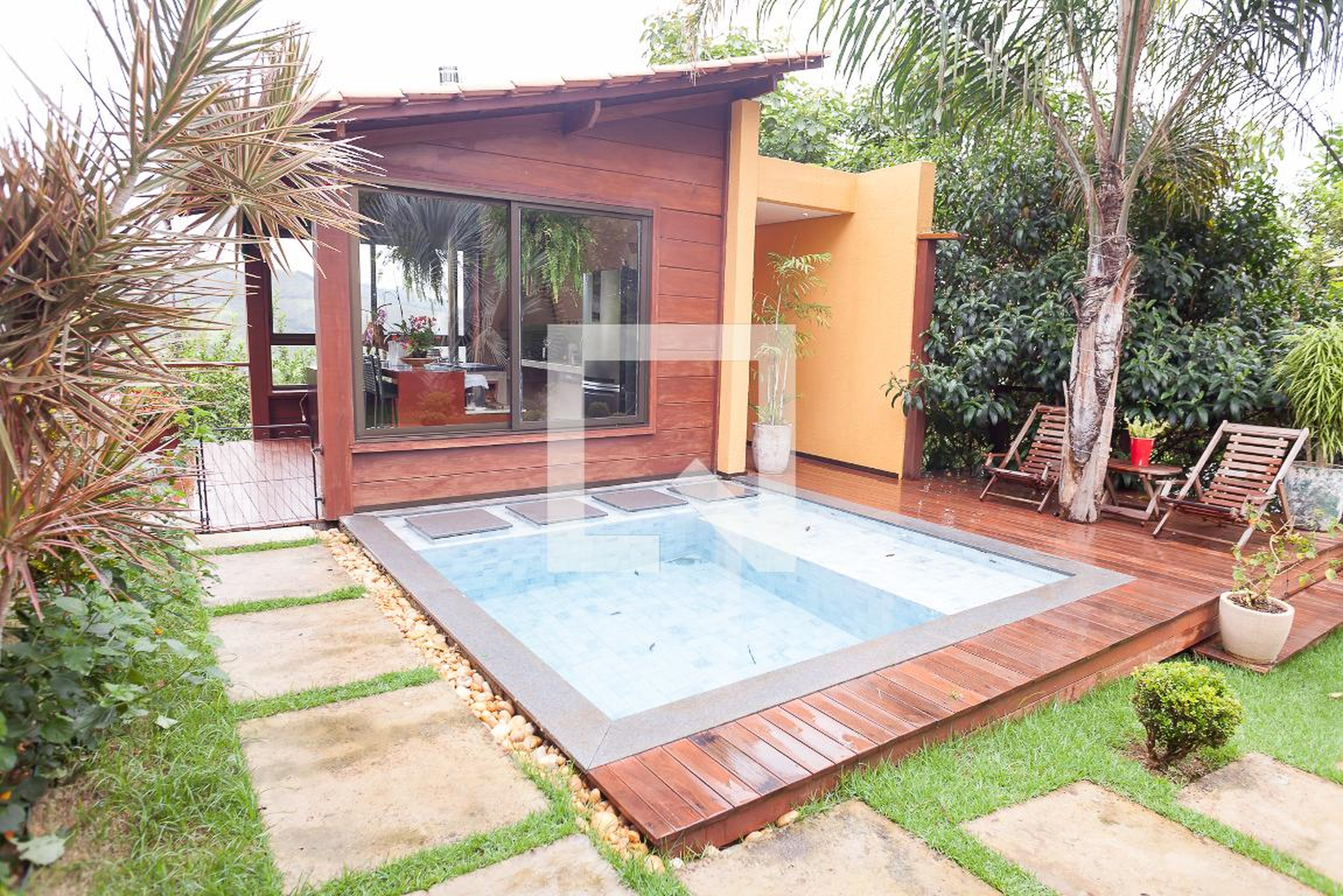 Piscina Condomínio em Rua Embaúba, 510