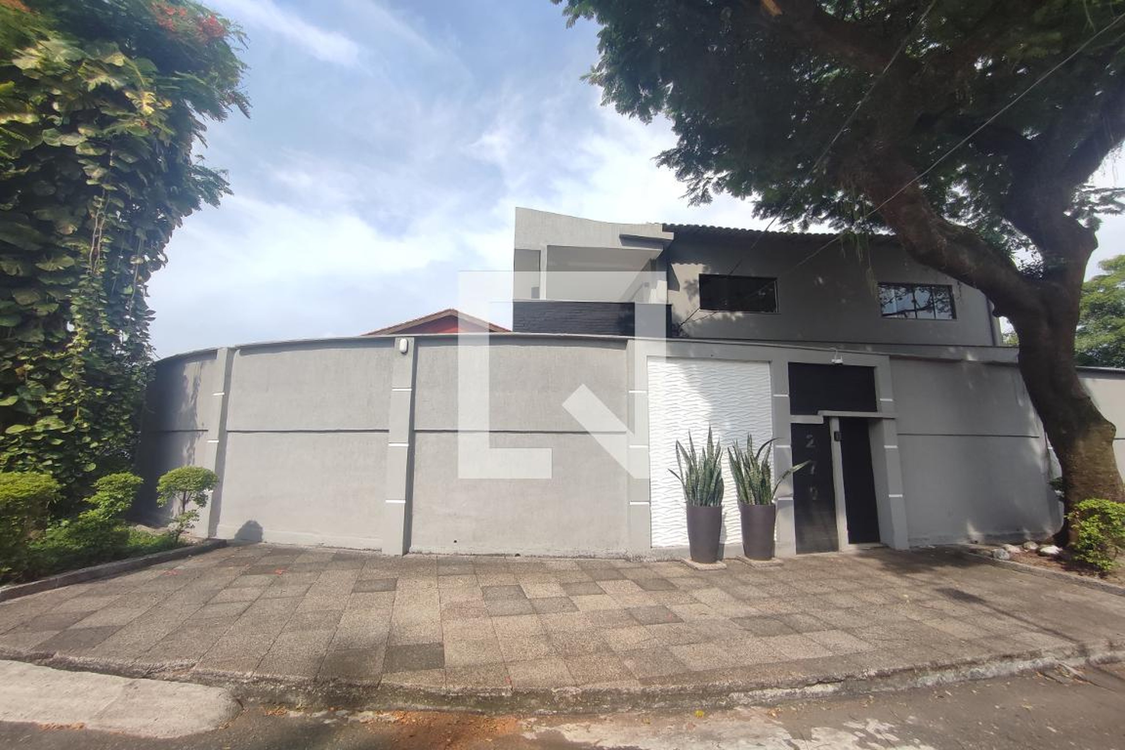 Fachada Condomínio em Rua Valentim Duhnam, 270