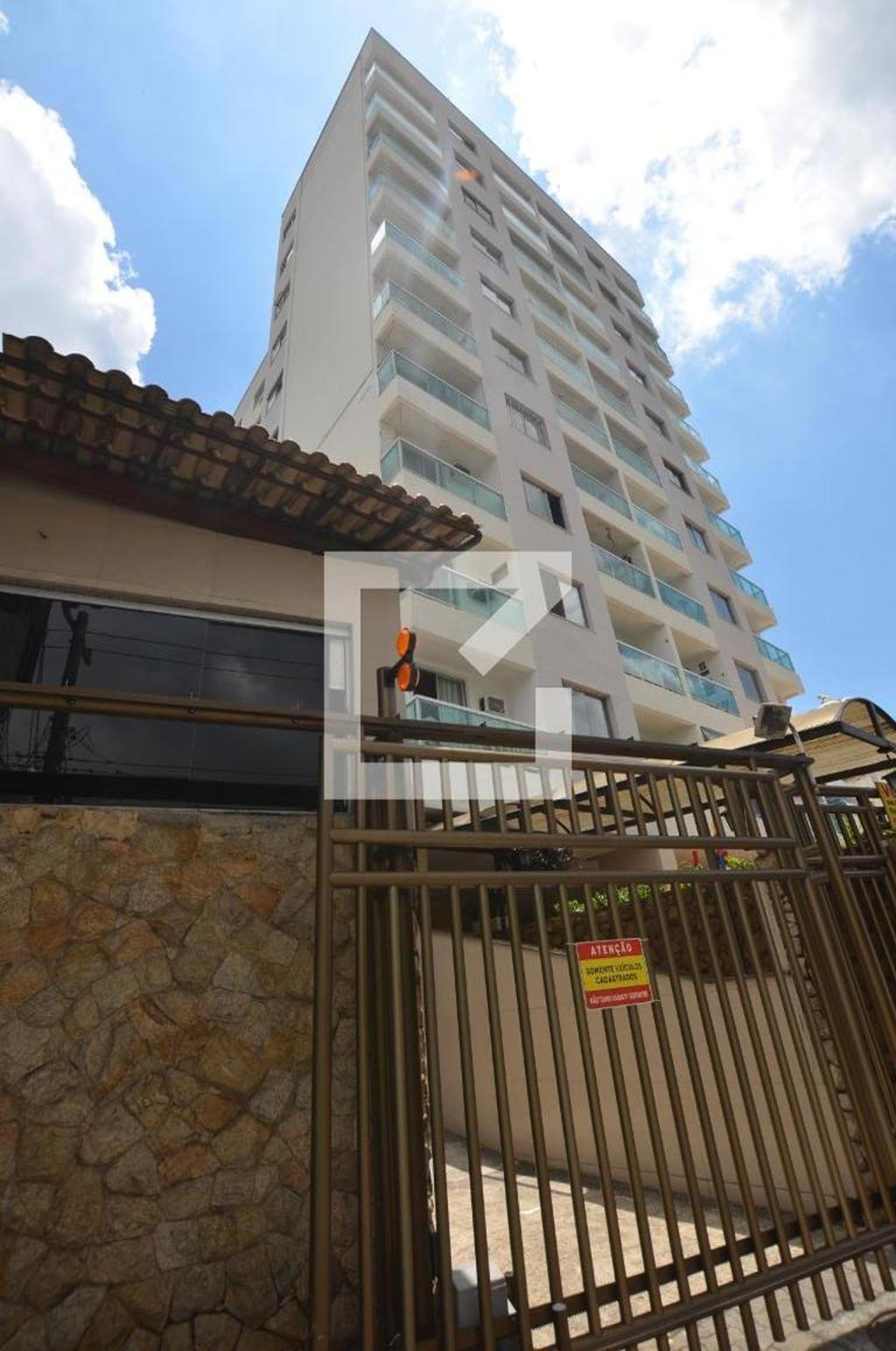 Fachada do Prédio Condomínio em Estrada Intendente Magalhães, 227