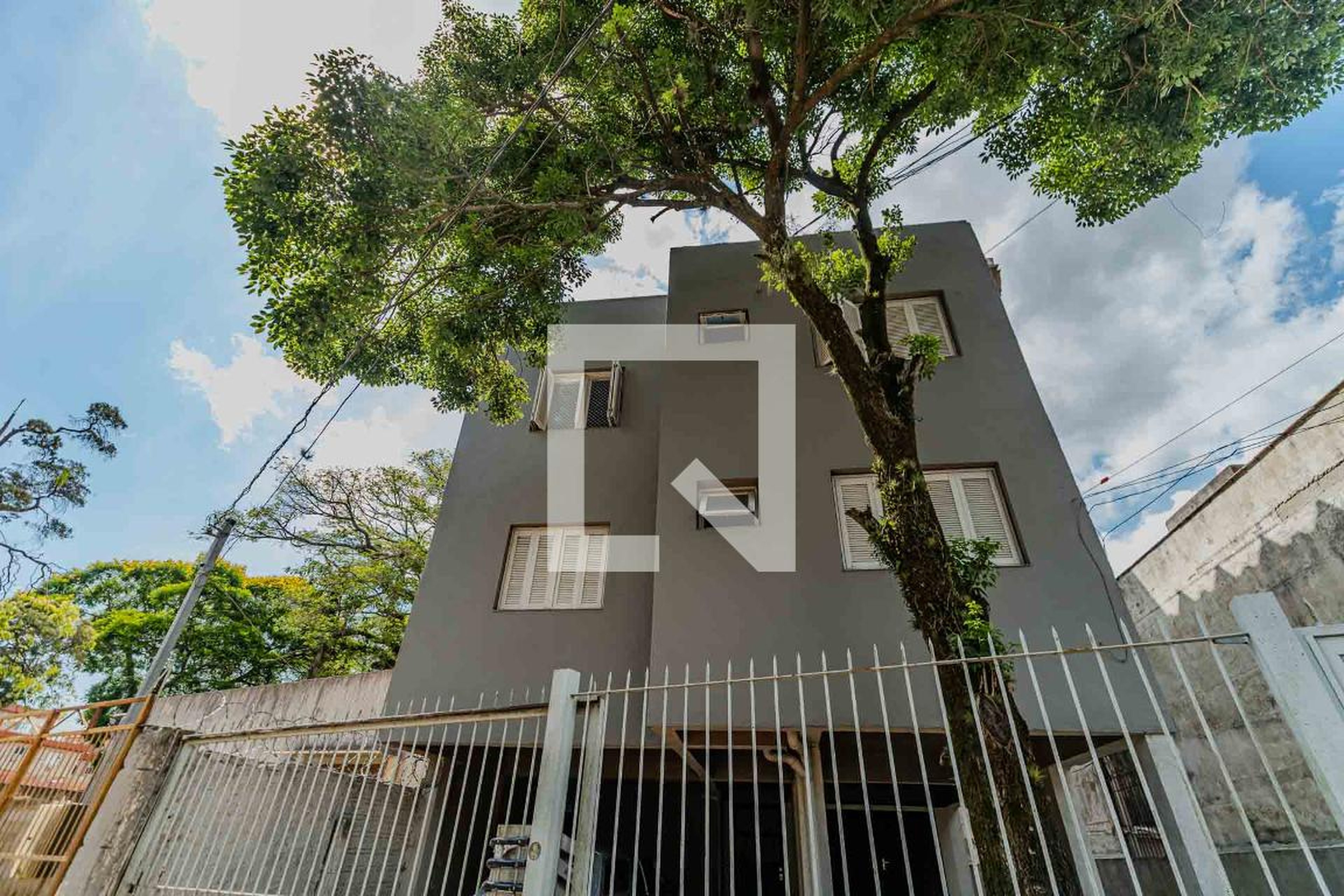 Fachada Condomínio em Rua Intendente Alfredo Azevedo, 868