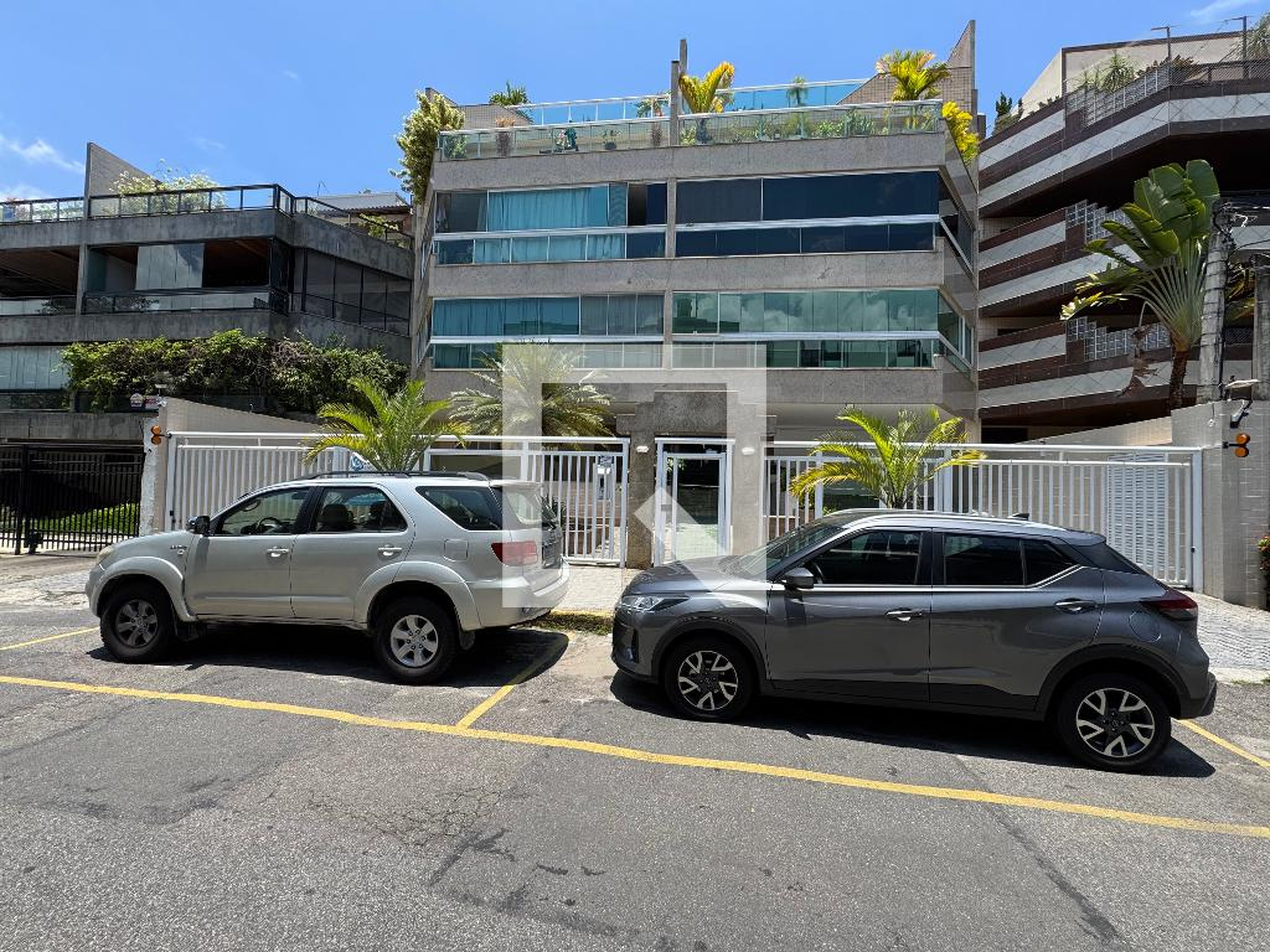 Fachada Condomínio em Rua Vicente Leporace, 140