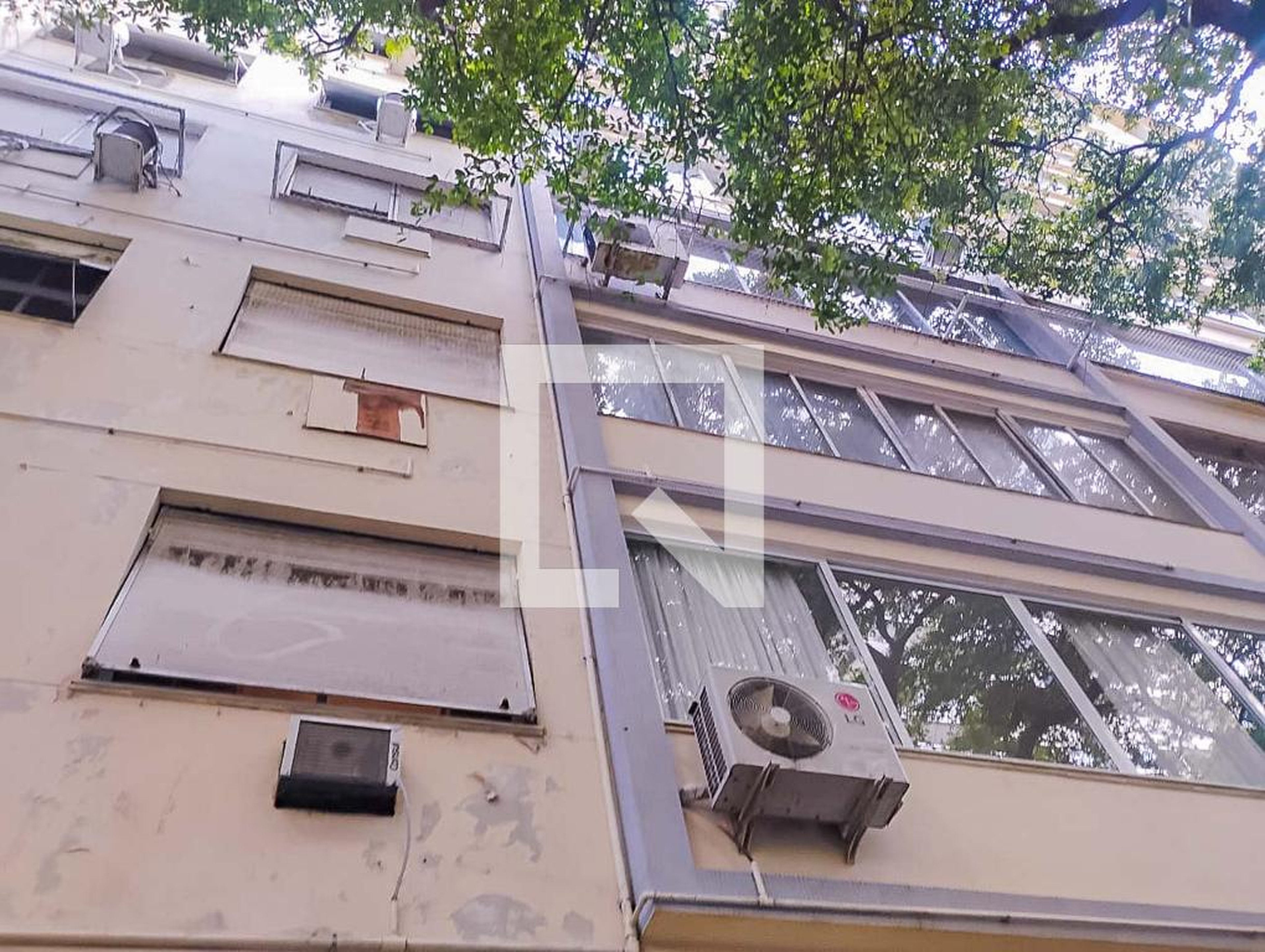 Fachada Condomínio em Rua Xavier da Silveira, 53