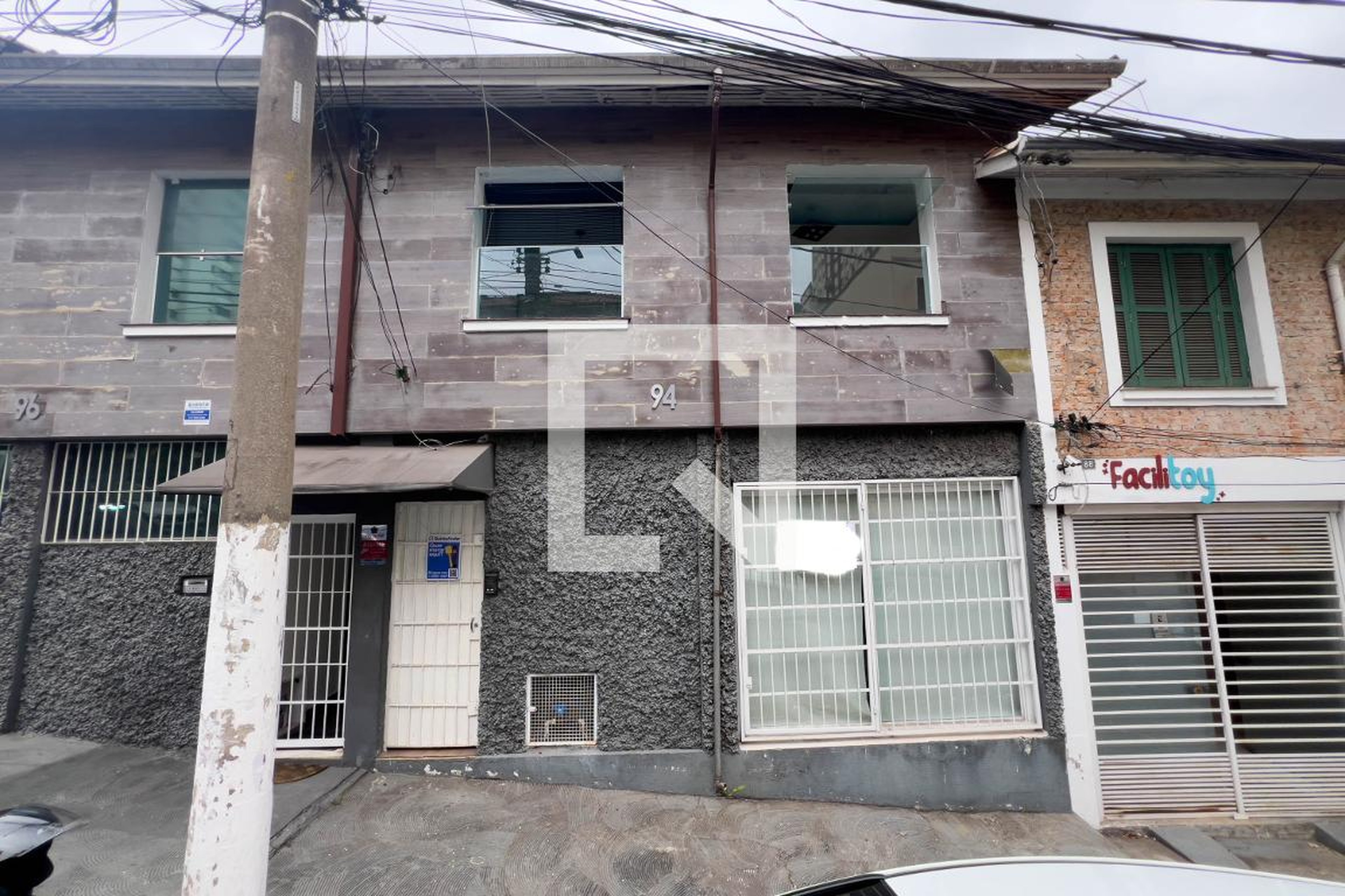 Fachada Condomínio em Rua Artur de Almeida, 94