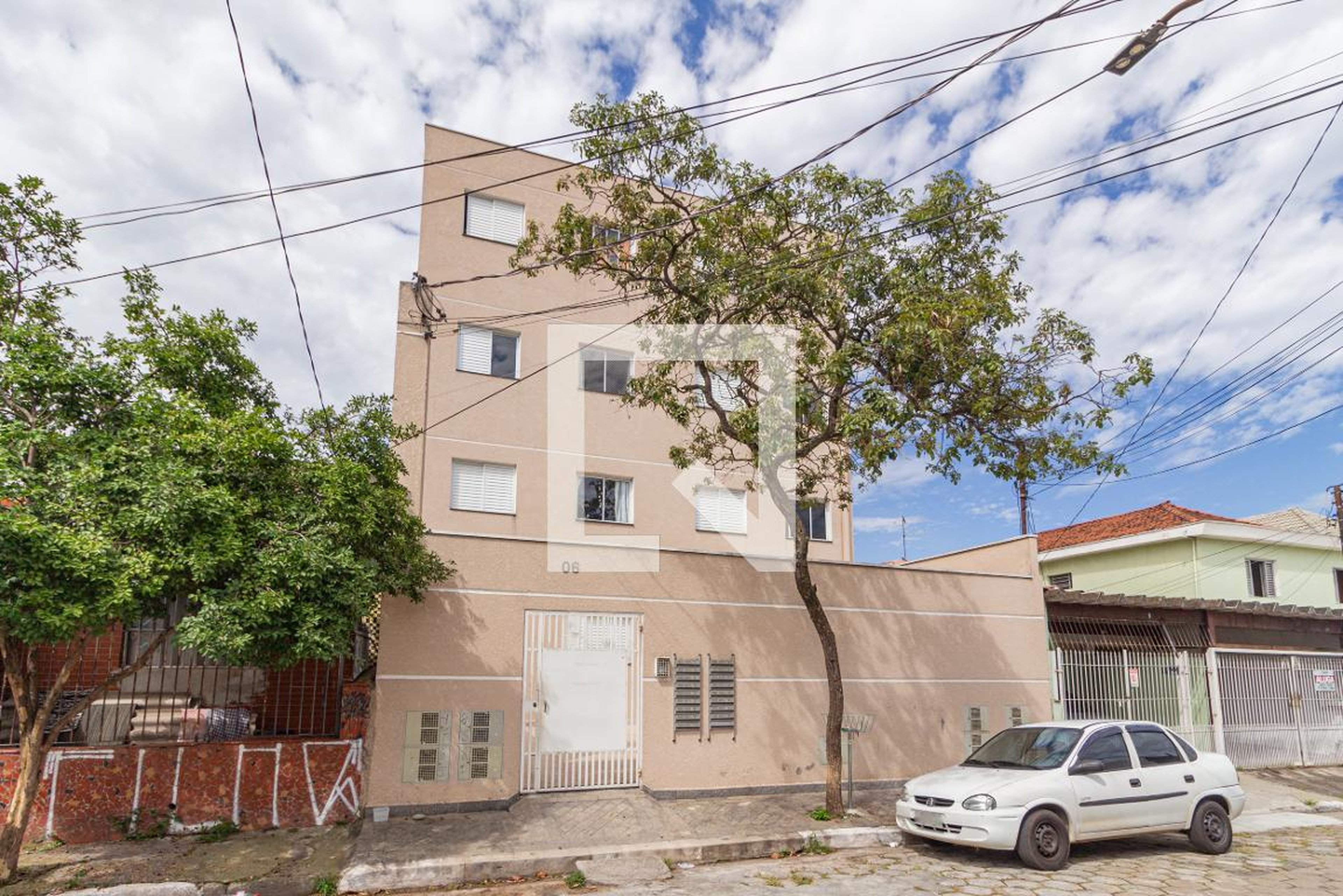 Fachada Condomínio em Rua Atília Delbon Biscuola, 06