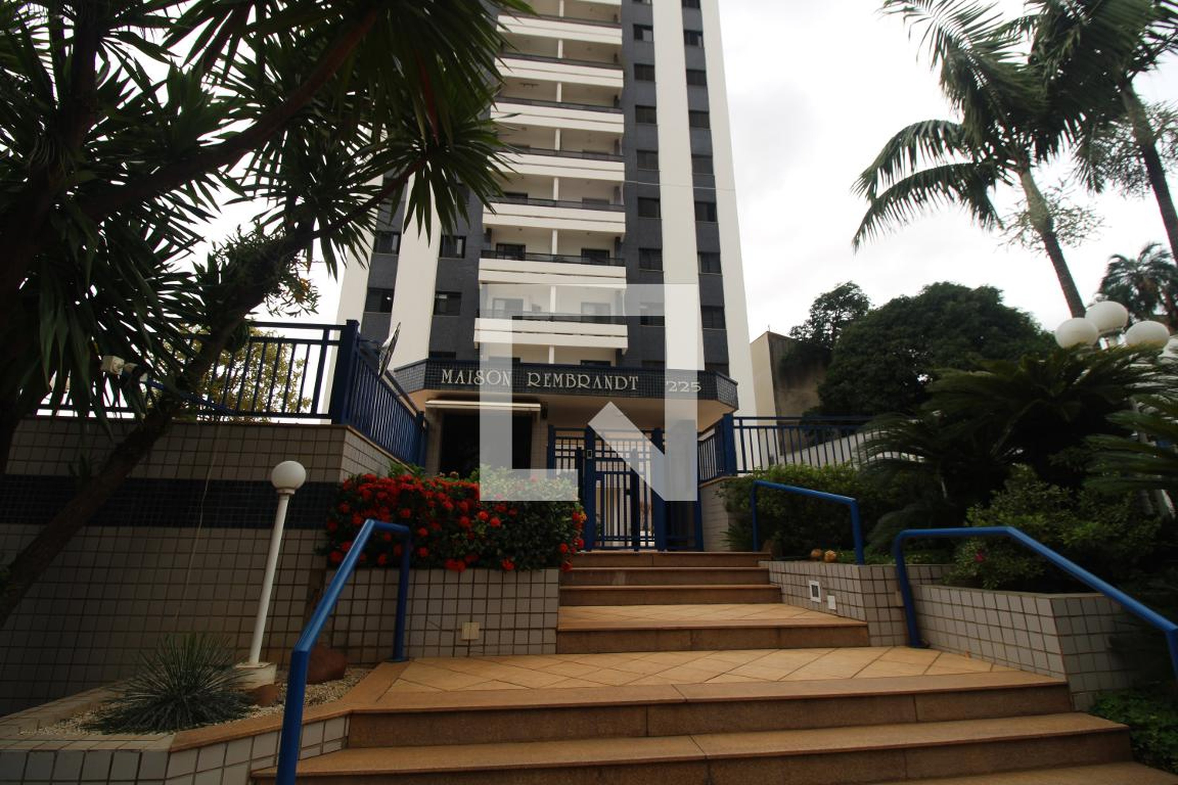 Fachada Condomínio em Rua Otávio Machado, 225