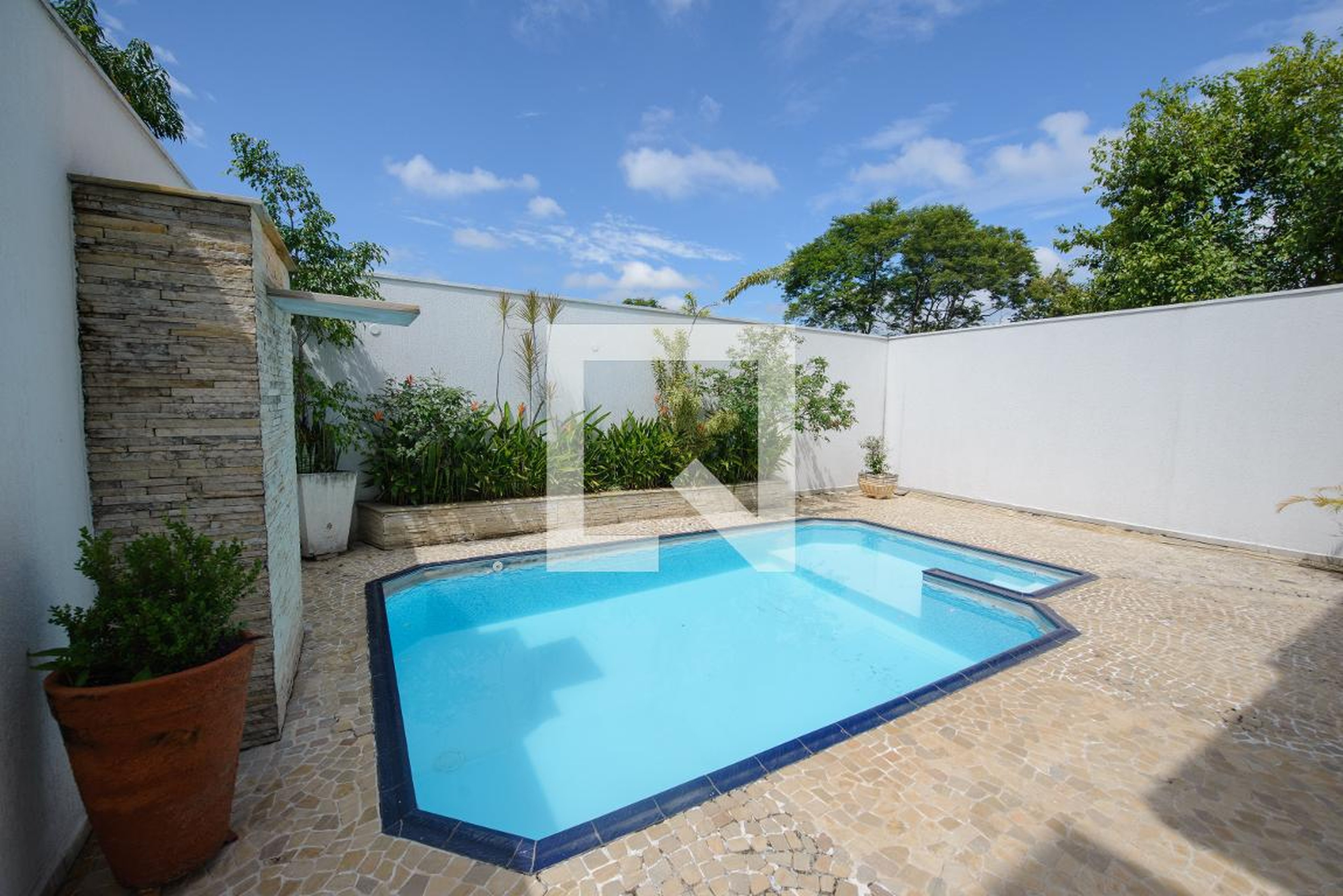 Piscina Condomínio em Avenida Independência, 2375