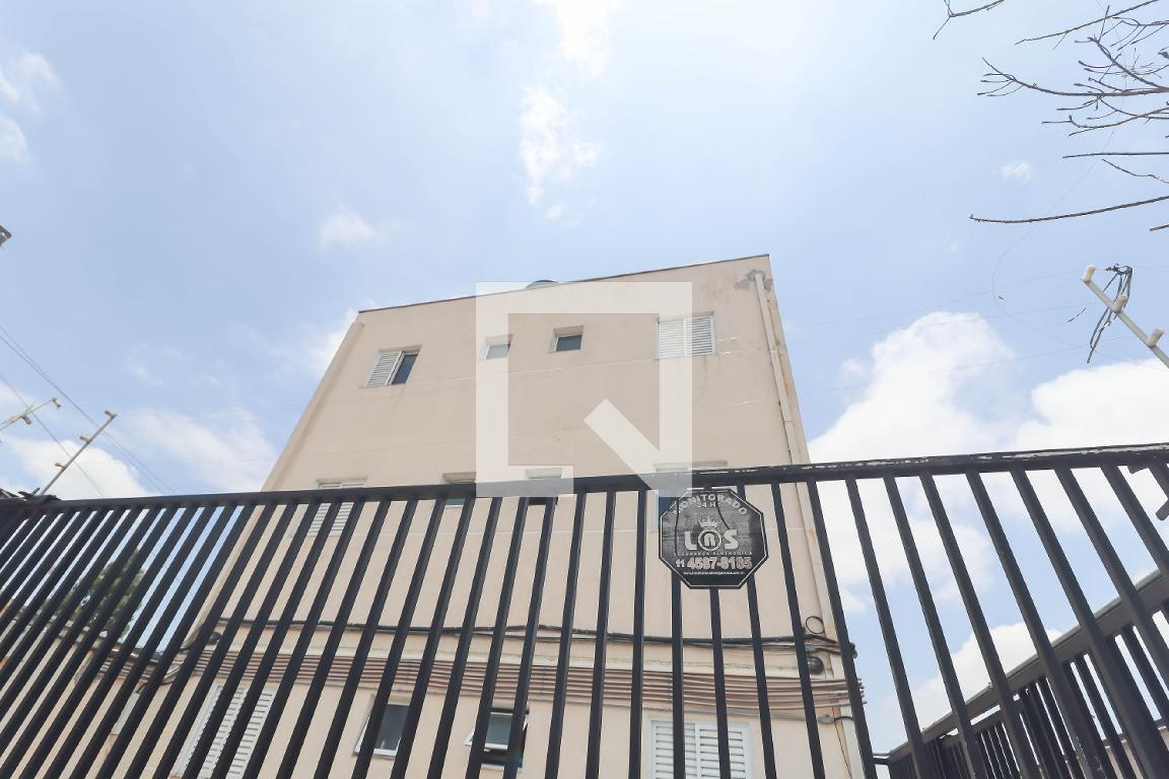 Fachada Condomínio em Rua Tanque Velho, 344