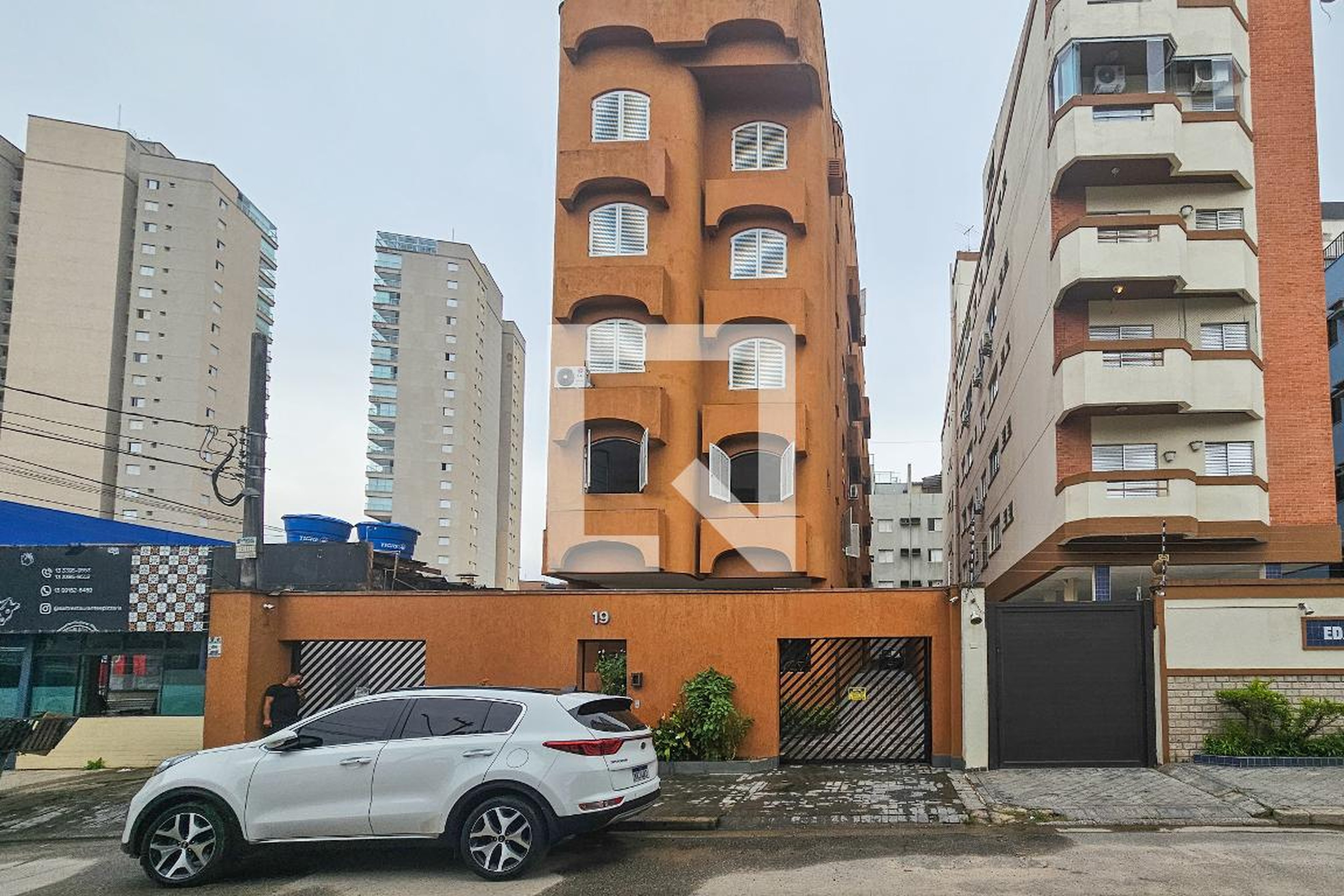 Fachada Condomínio em Rua Maria Alzira da Conceição, 19