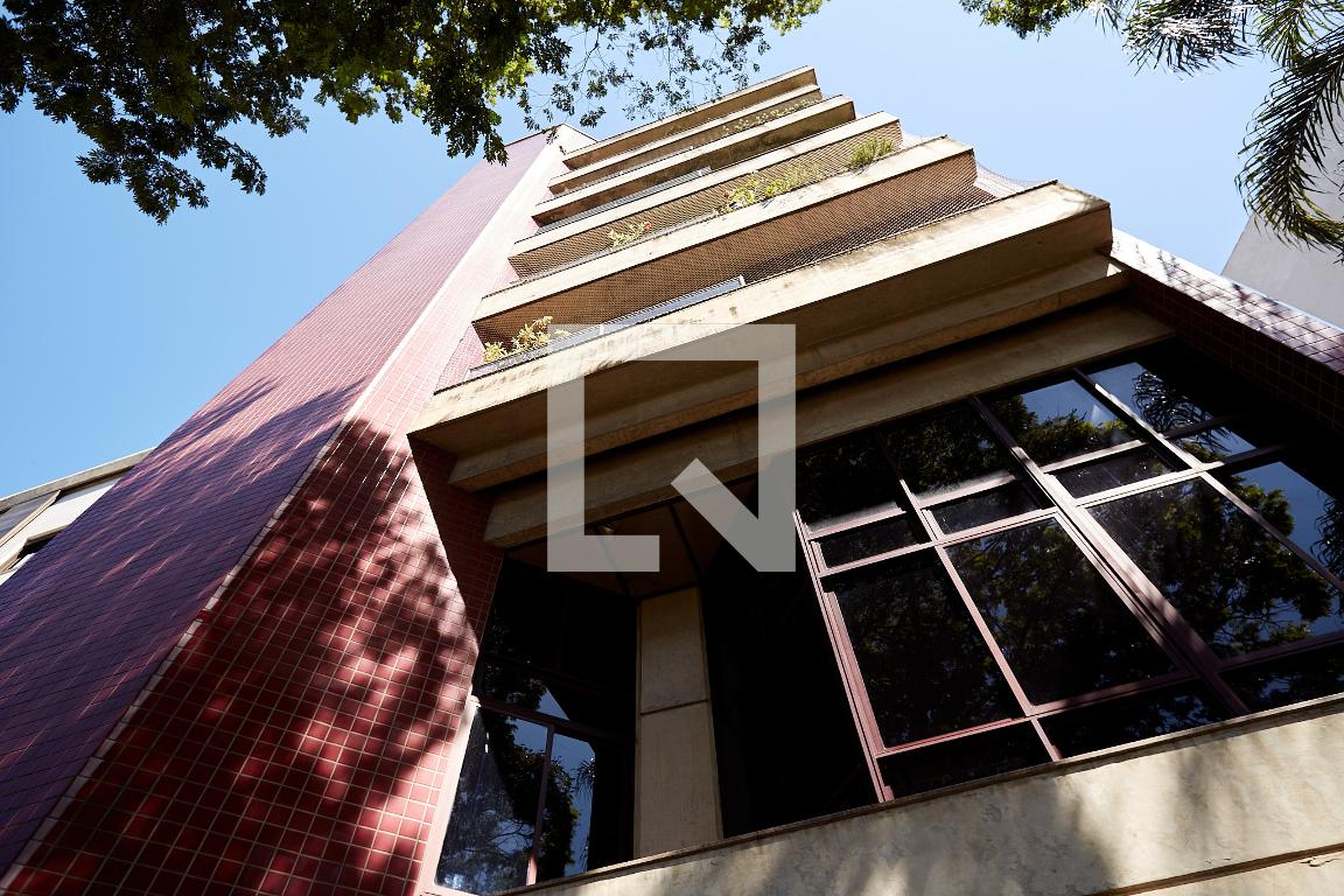 Fachada Condomínio em Avenida dos Bandeirantes, 631