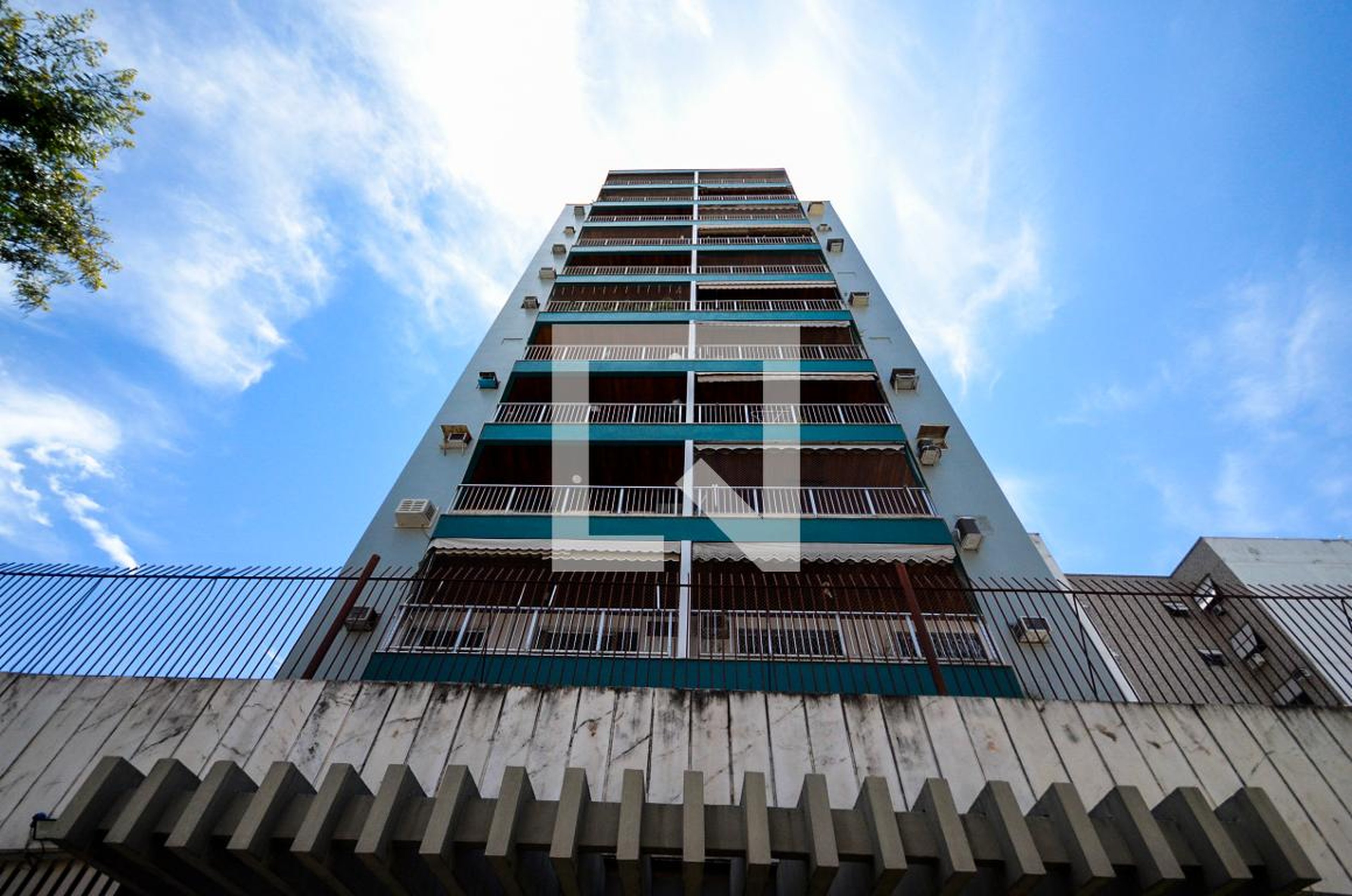 Fachada Condomínio em Rua Ribeiro Guimarães, 360