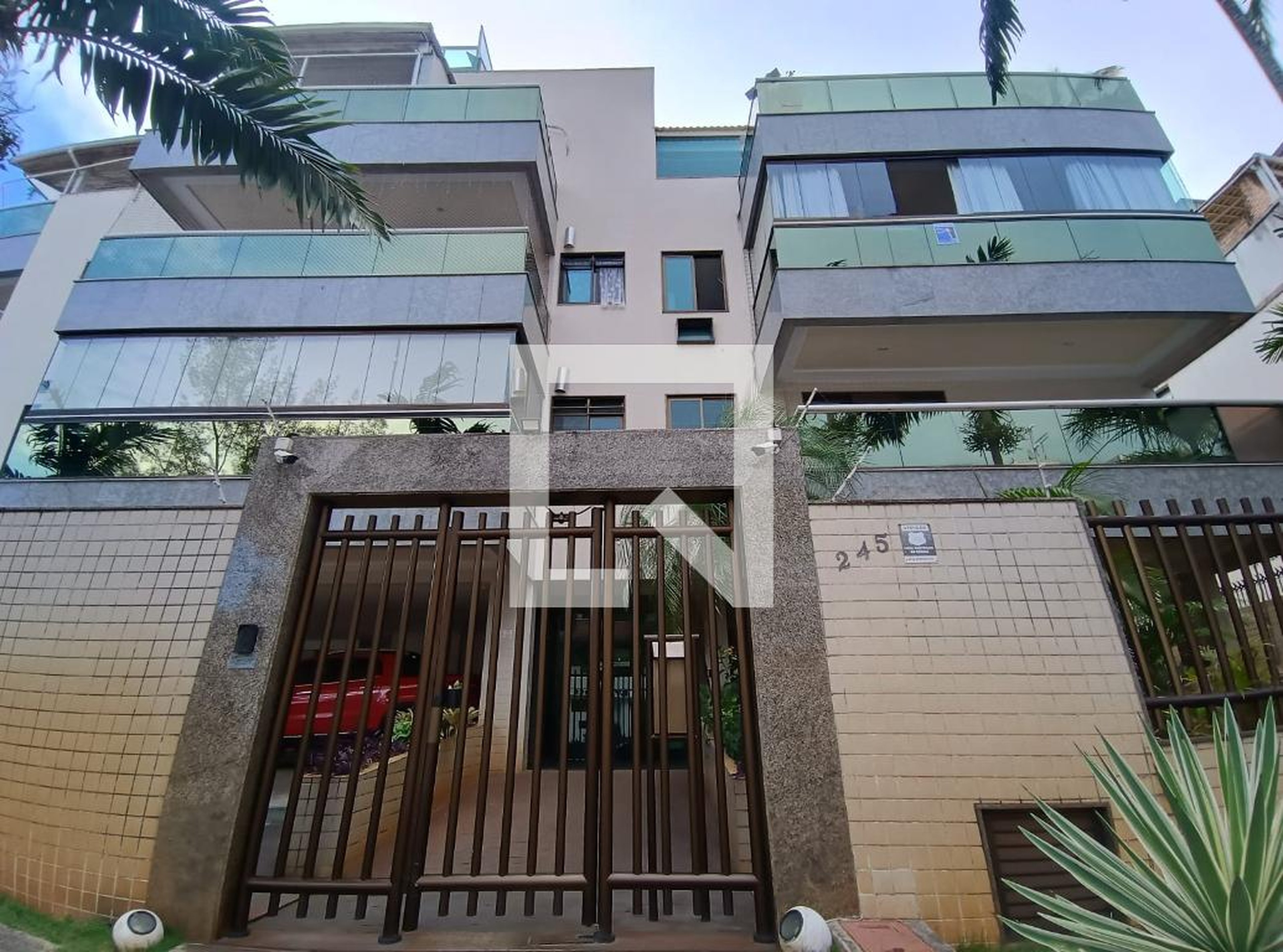 Fachada do Prédio Condomínio em Rua Leiloeiro Ernani Mello, 245