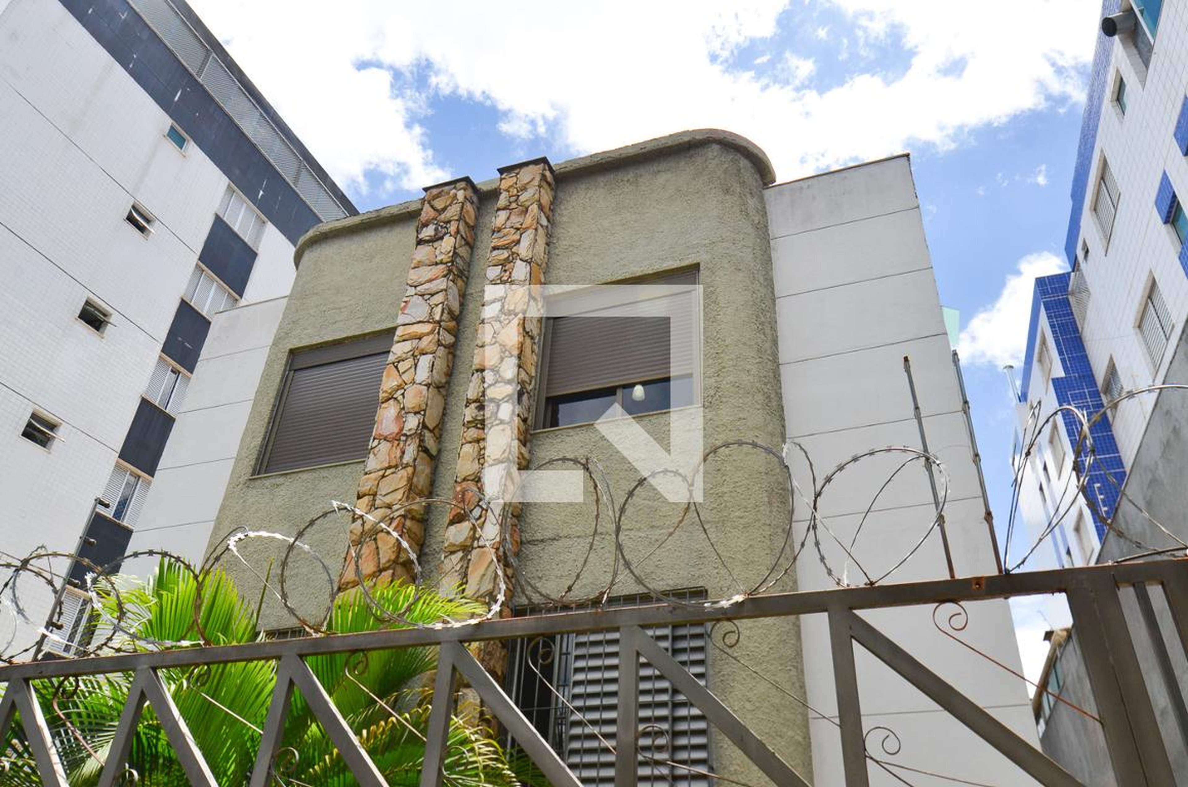 Fachada Condomínio em Rua Domingos Moutinho Teixeira, 122