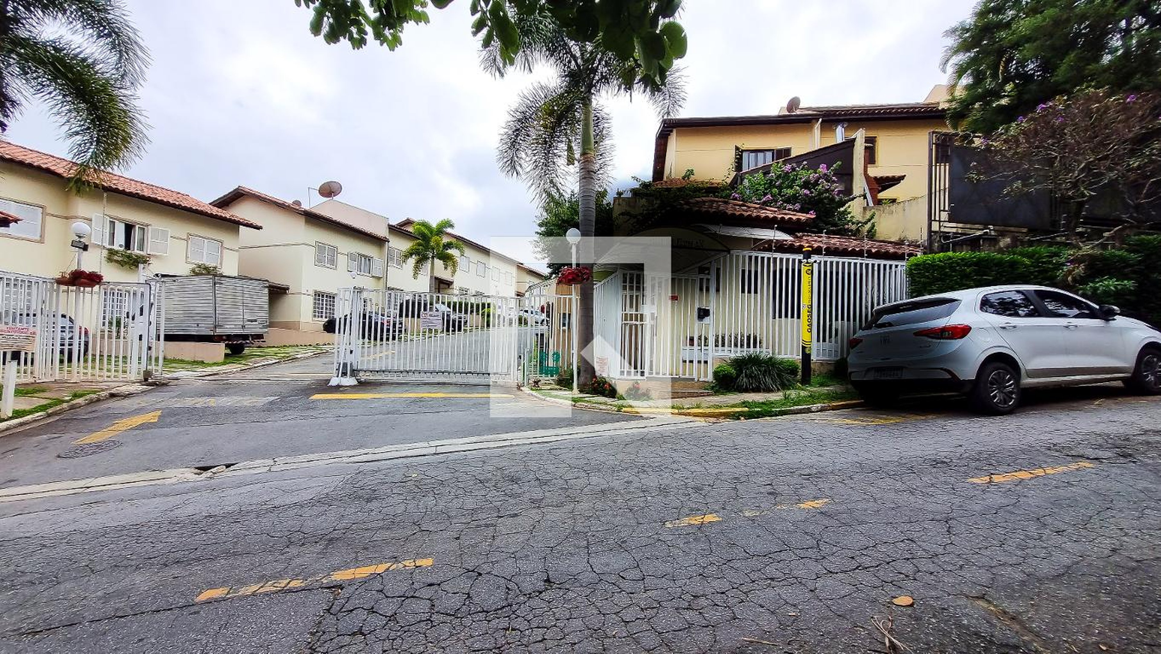 Fachada do Condomínio Condomínio Villa das Flores