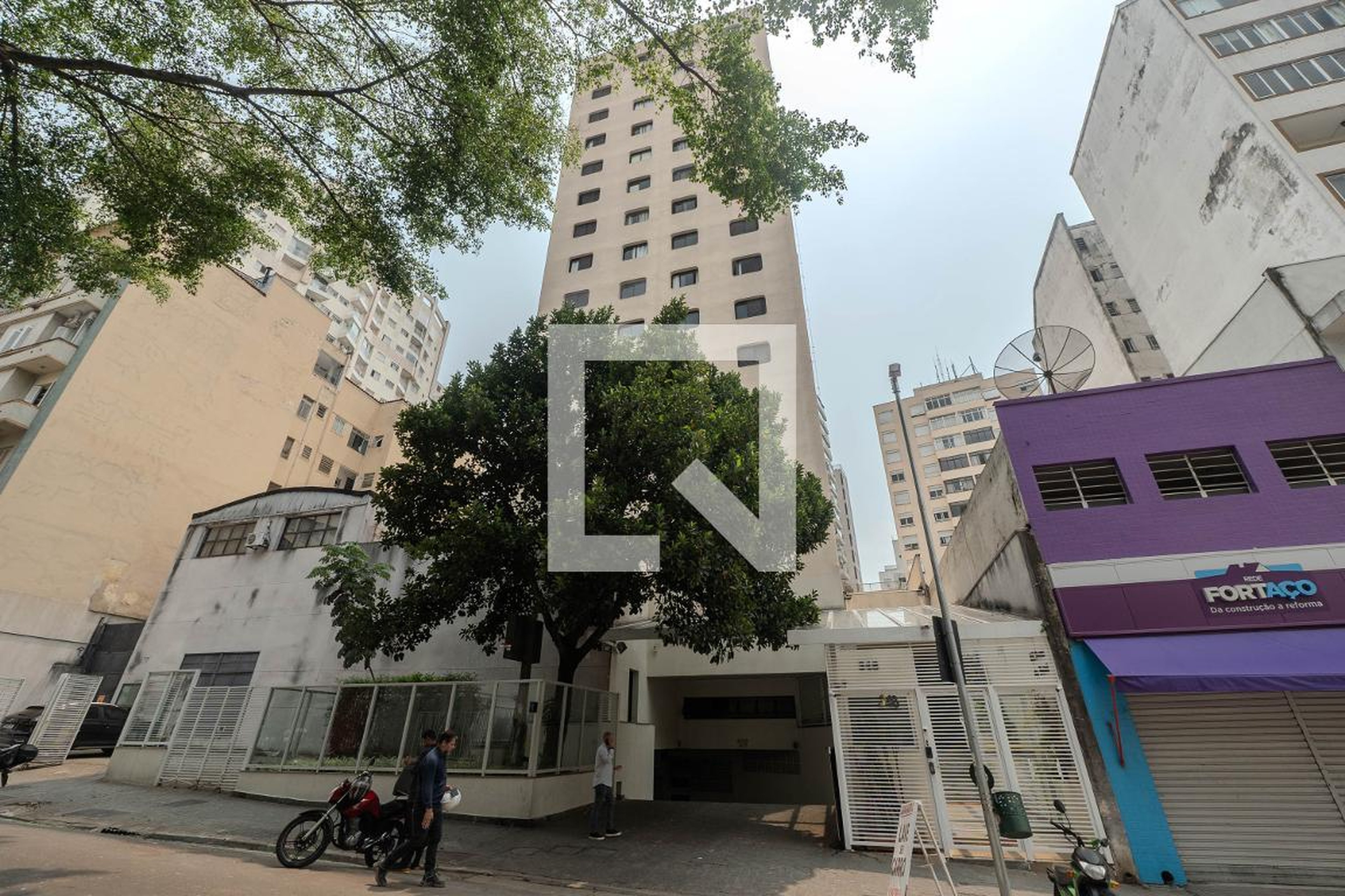 Fachada Condomínio em Rua Frei Caneca, 348