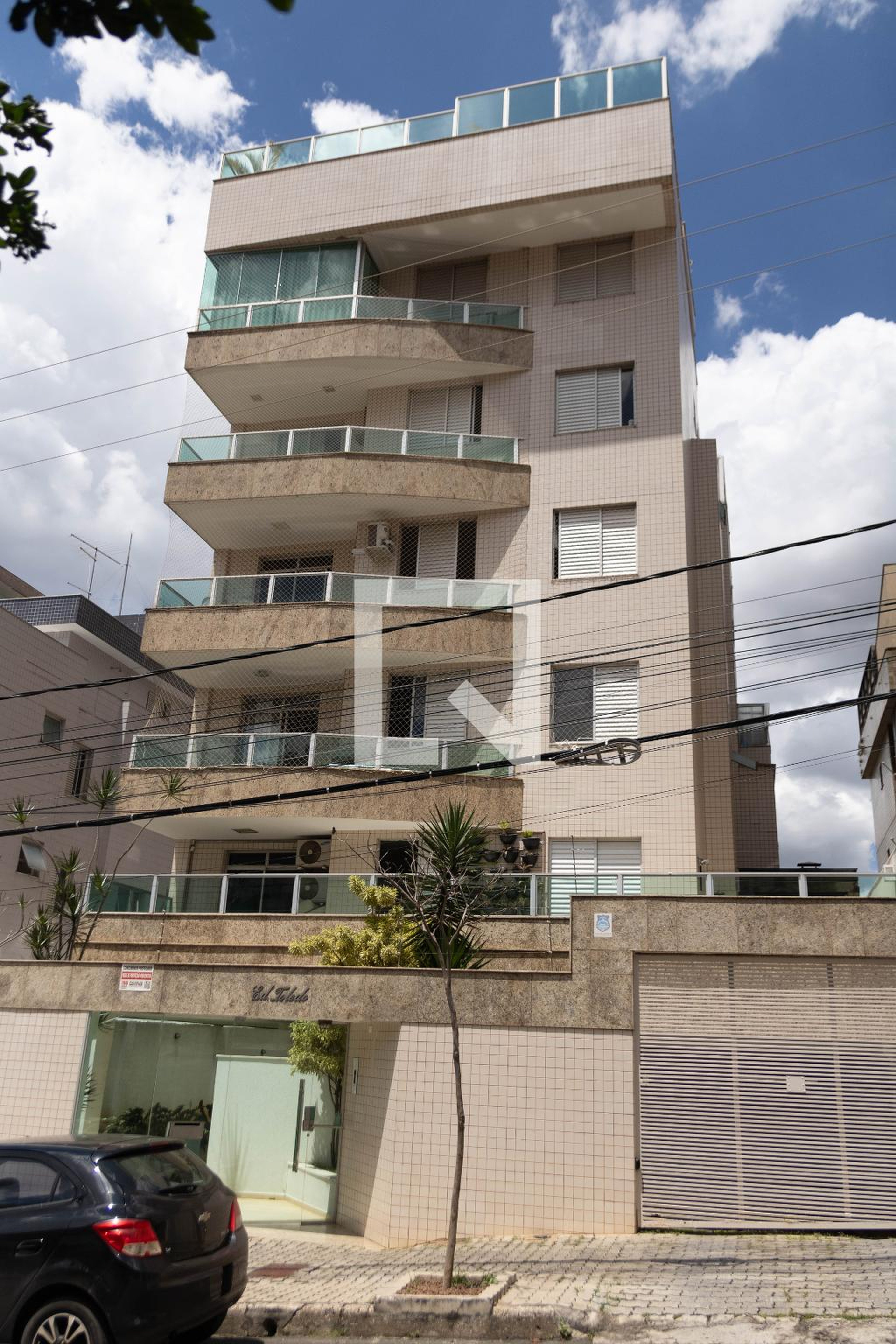 Fachada Condomínio em Rua Tereza Mota Valadares, 118