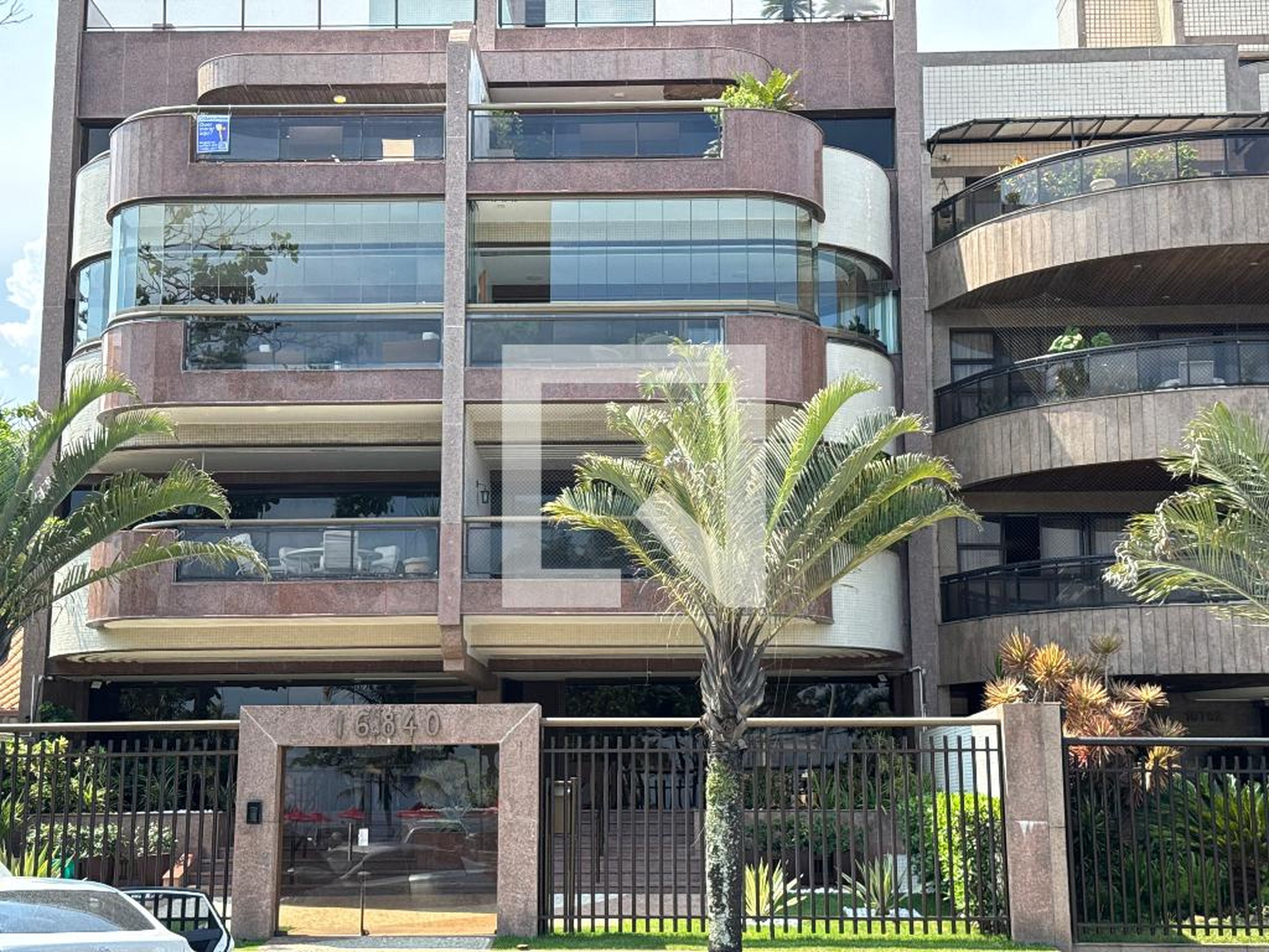 Fachada Condomínio em Avenida Lúcio Costa, 16840