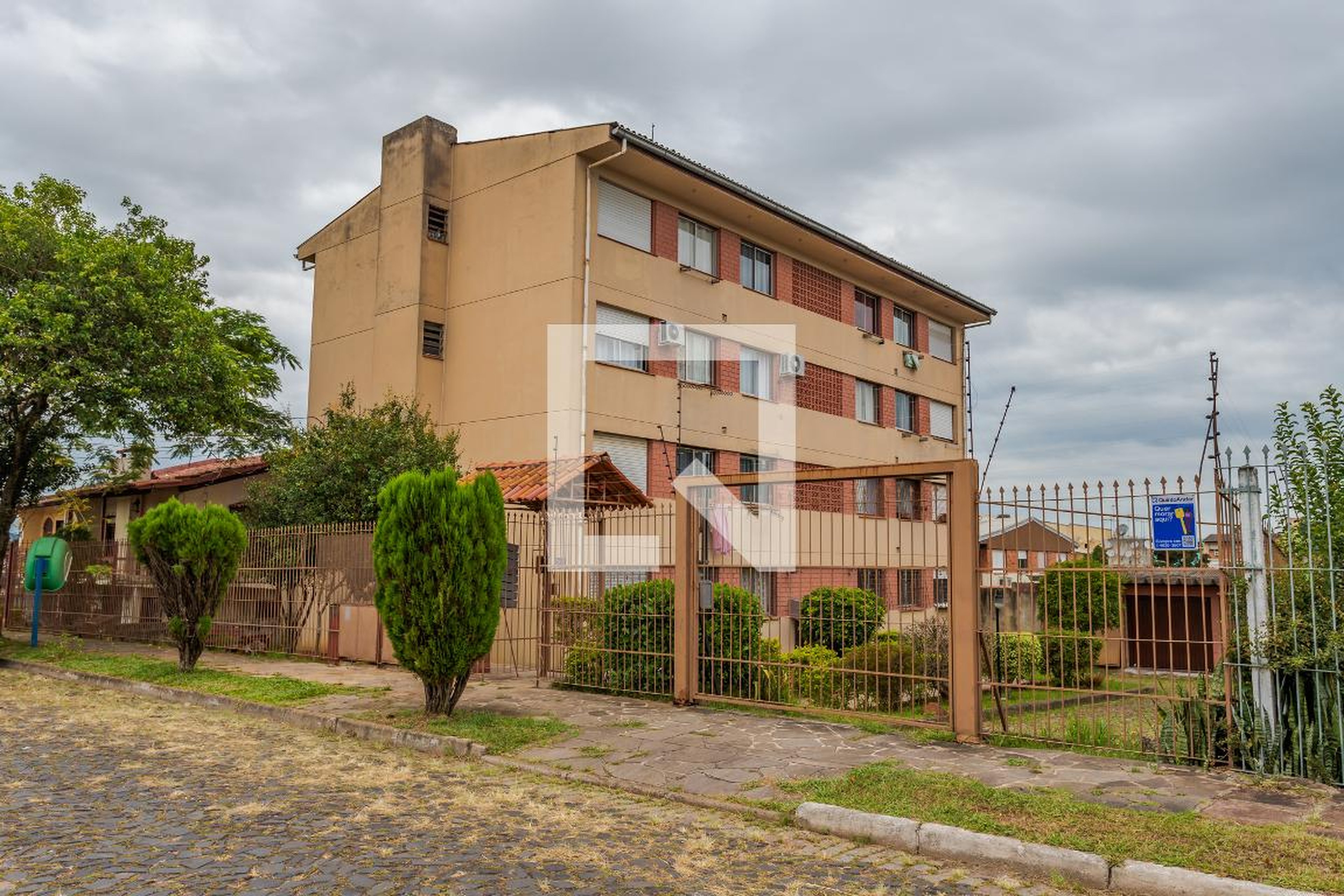 Fachada Condomínio em Rua Professor Álvaro Barcellos Ferreira, 825