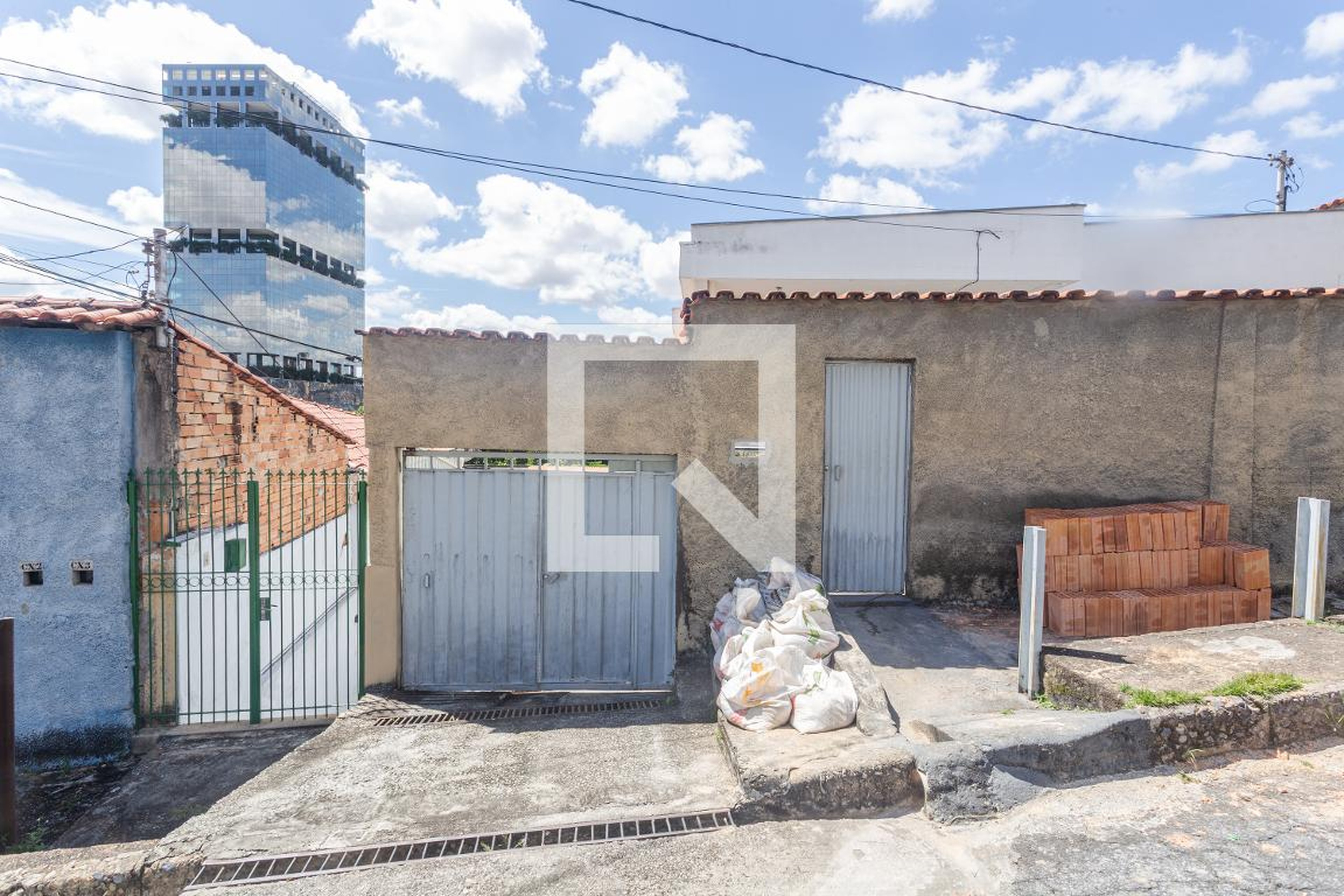 Fachada Condomínio em Rua Cônego Santa Apolônia, 174