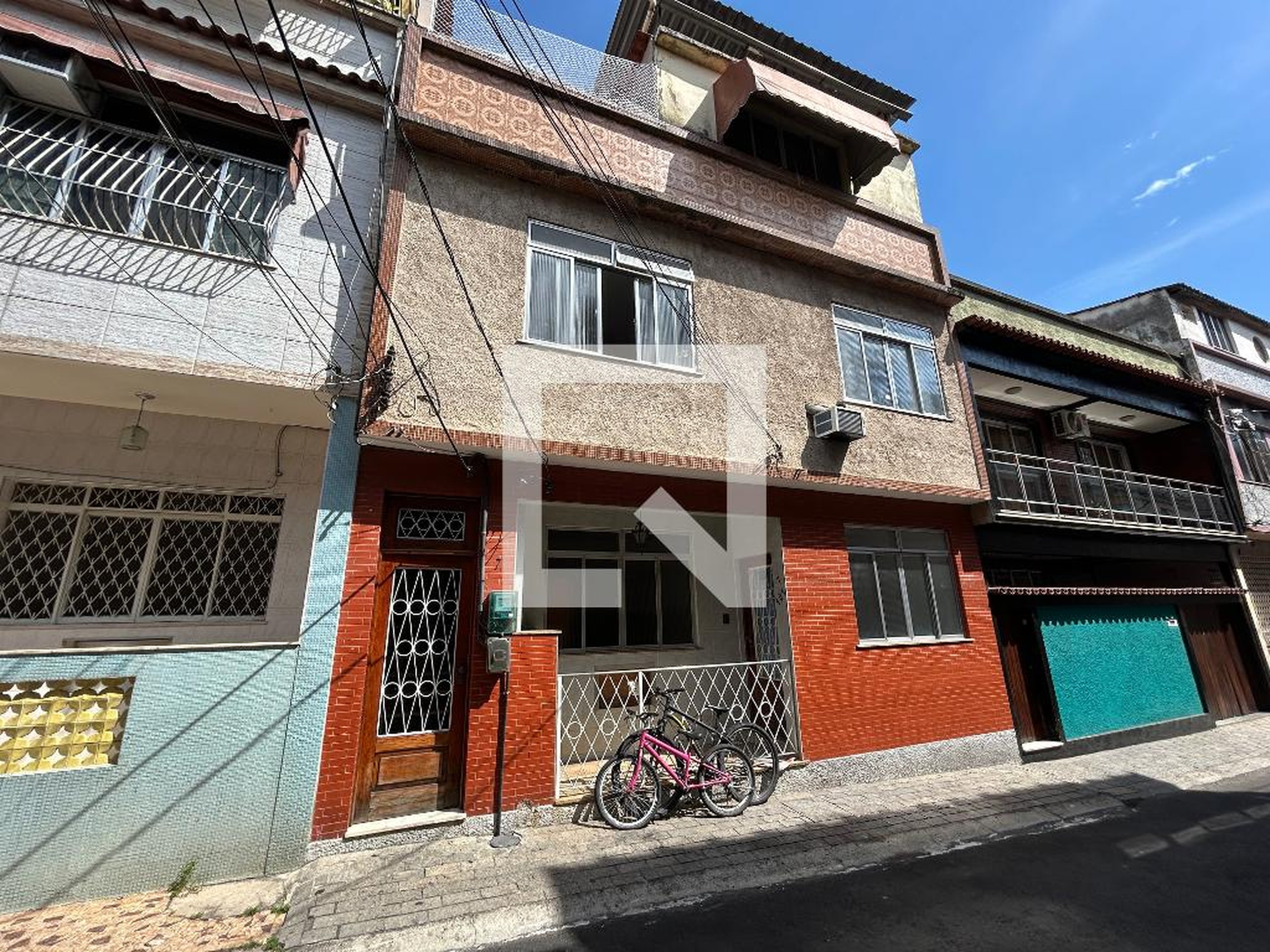 Fachada Condomínio em Avenida dos Democráticos, 870