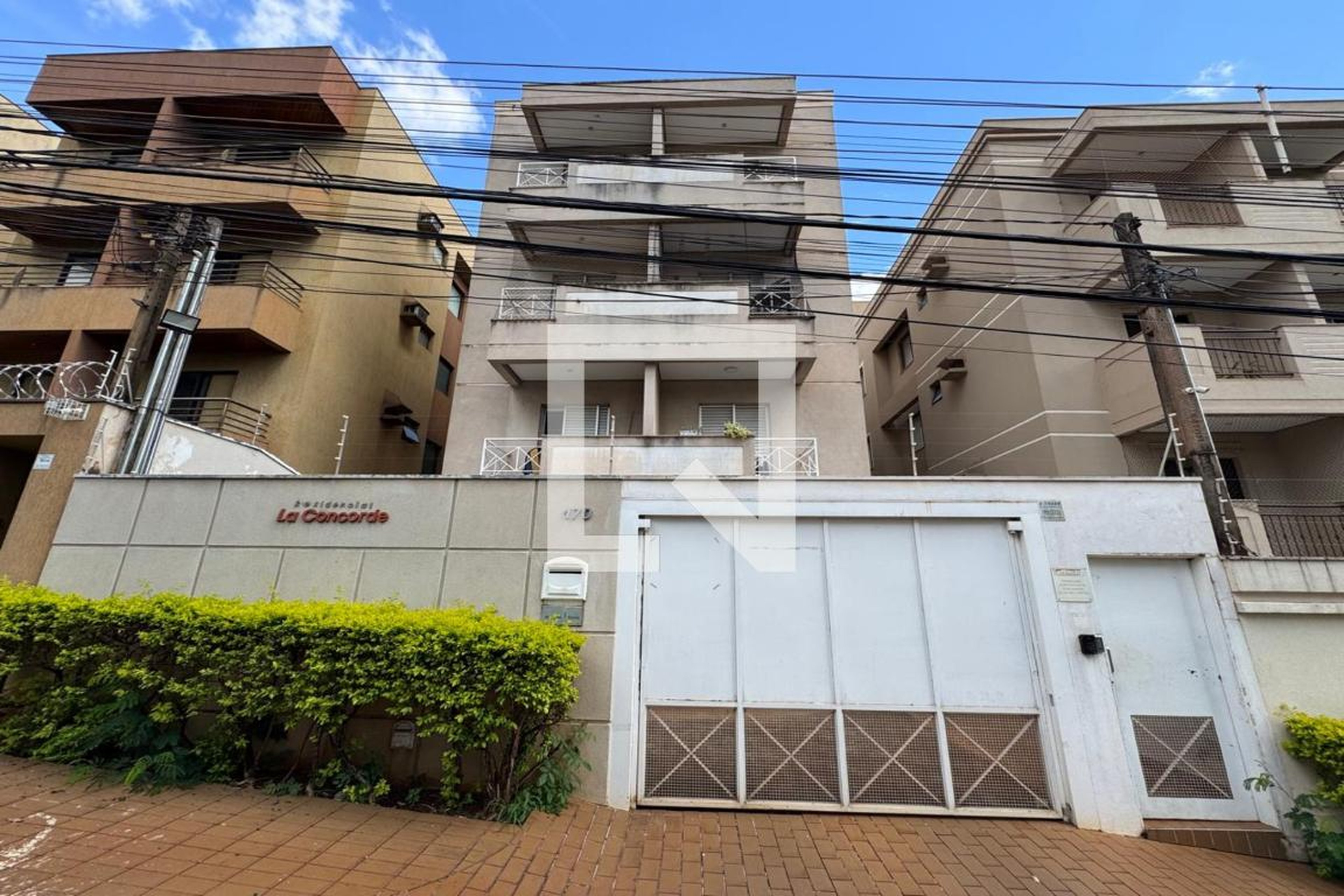 Fachada Condomínio em Rua Eugênio Rocha Filho, 170