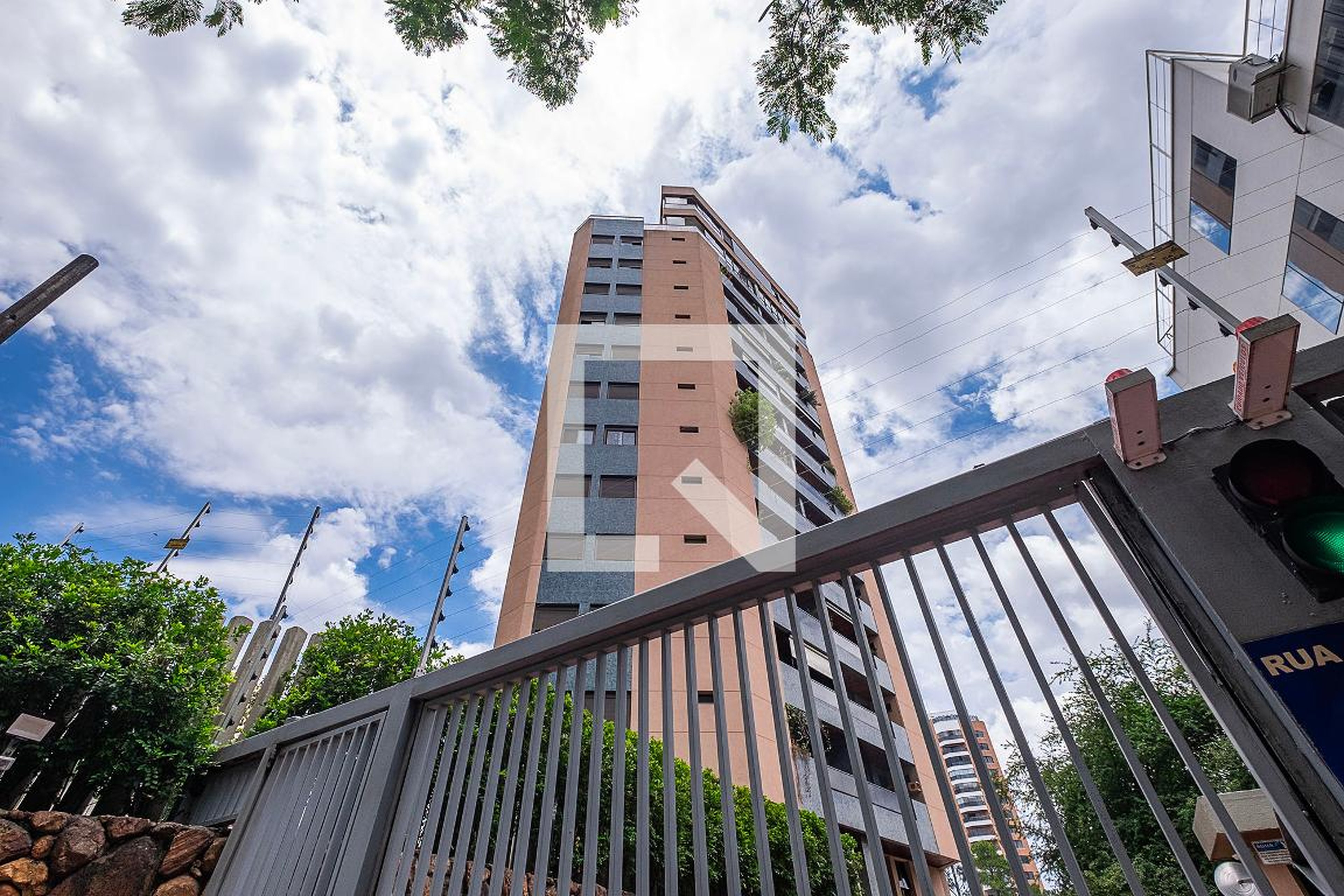 Fachada Condomínio Praça dos Pinheiros