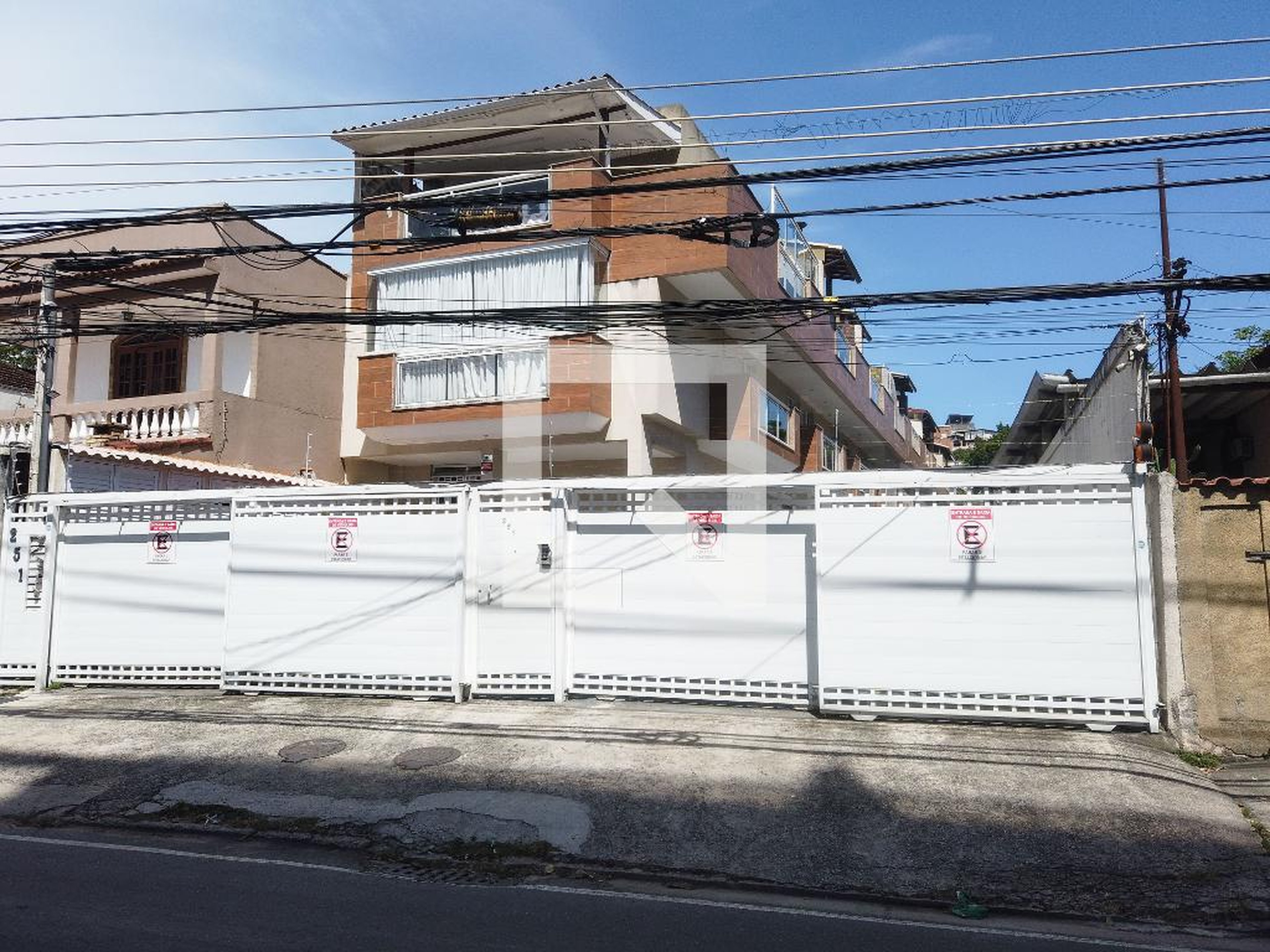 Fachada do Condomínio Condomínio em Rua Professor Henrique Costa, 25