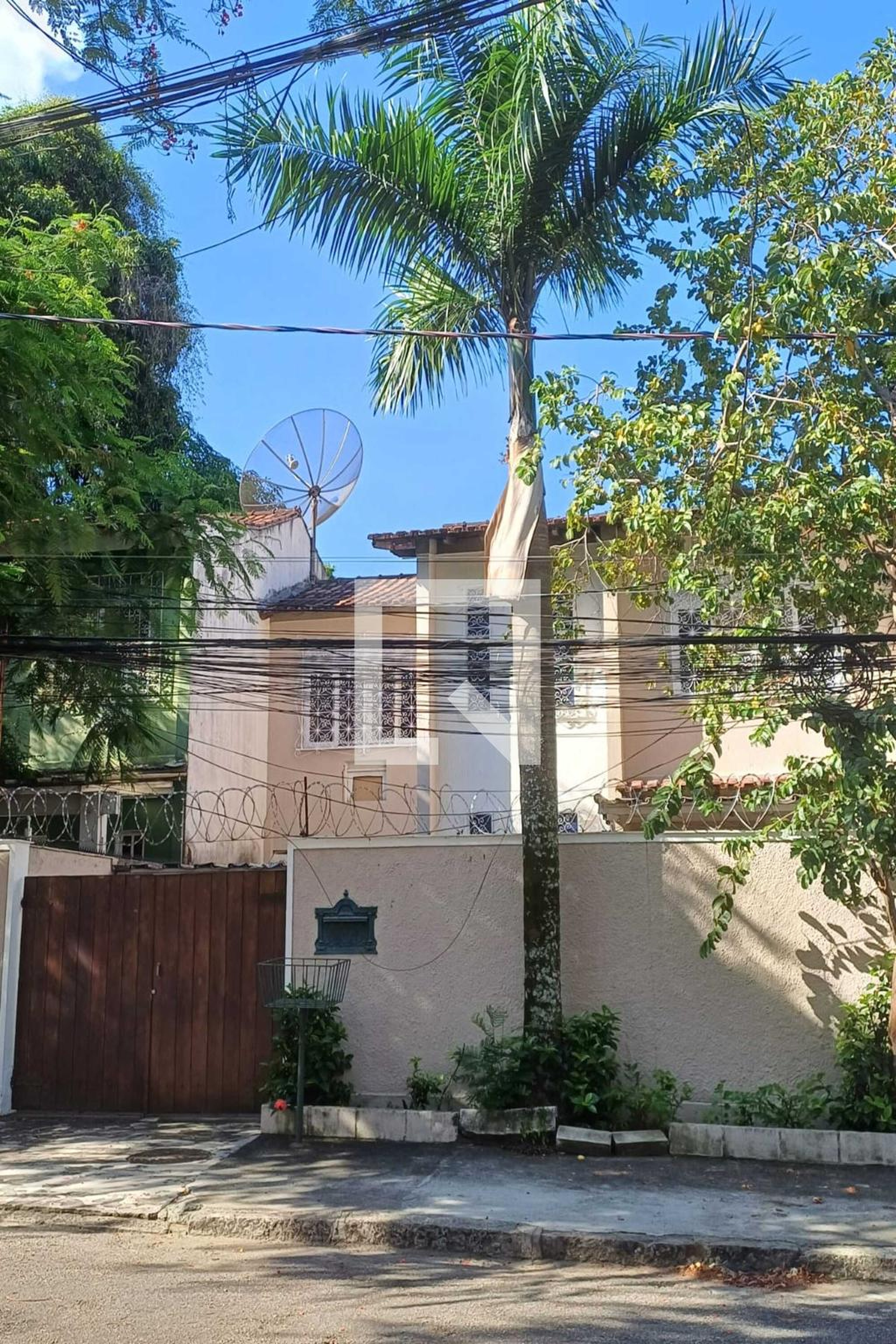 Fachada Condomínio em Rua Percy Lau, 28