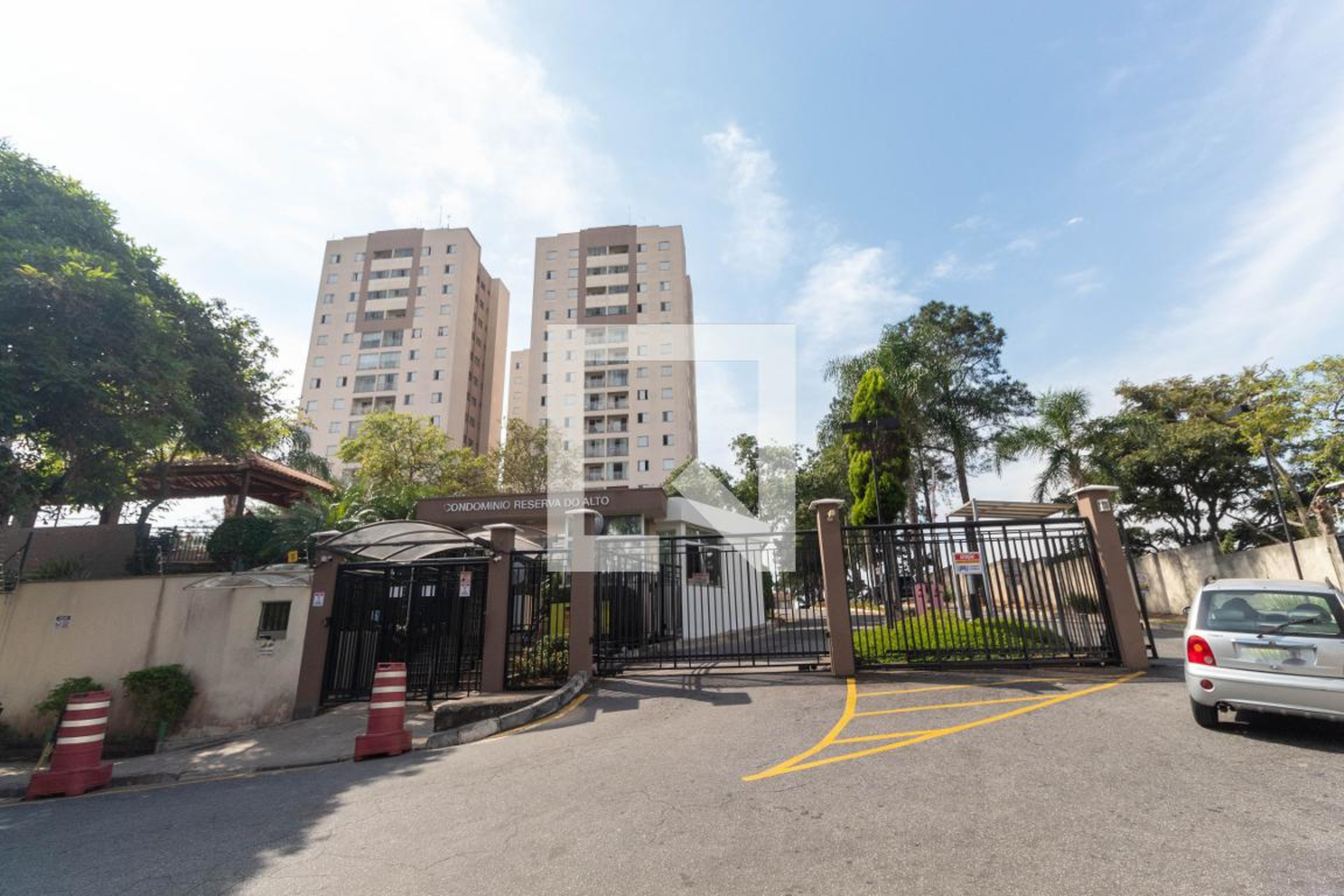 Fachada do condomínio Condomínio Reserva do Alto