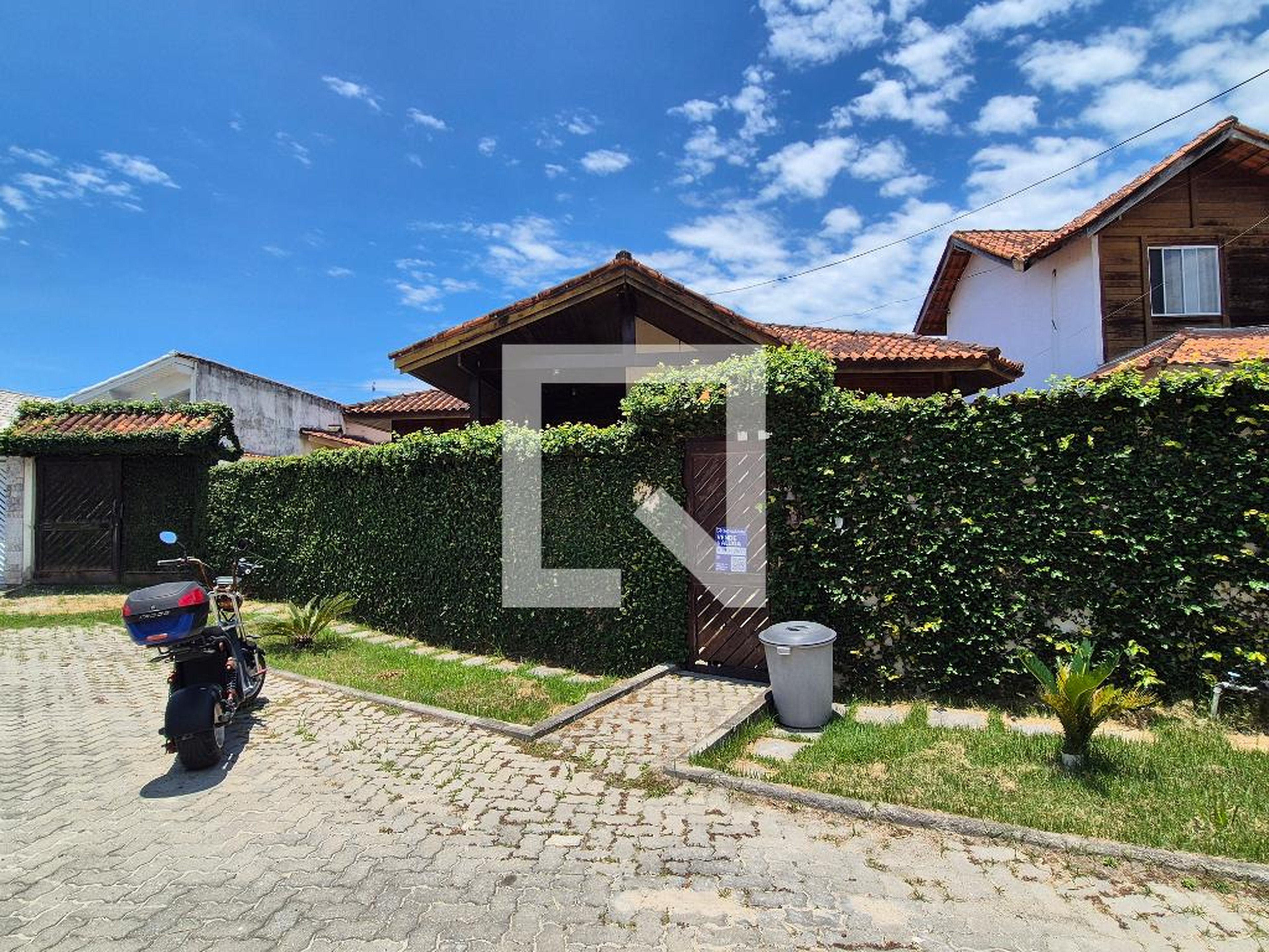 Fachada Condomínio em Estrada Vereador Alceu de Carvalho, 74