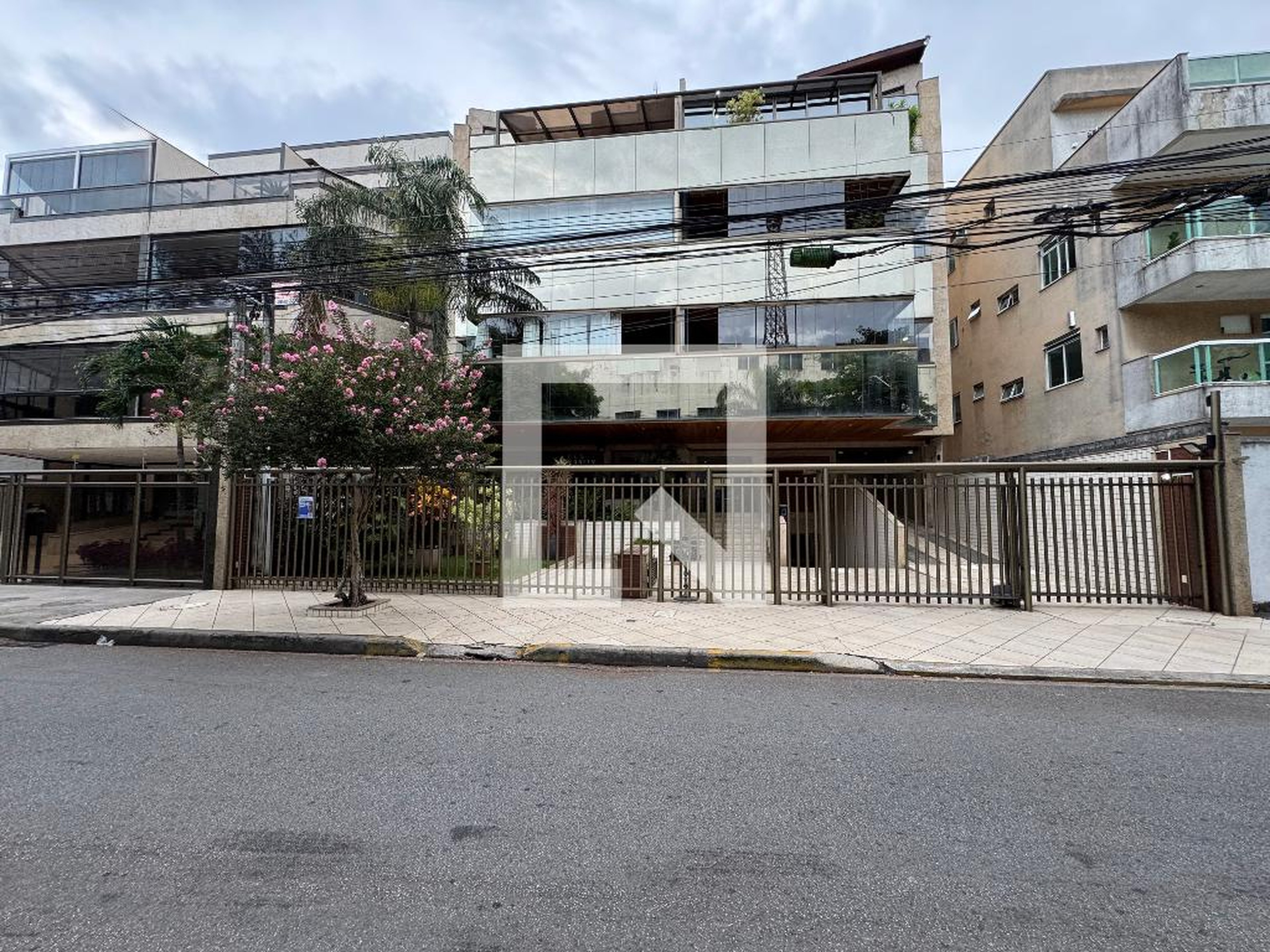 Fachada Condomínio em Rua Antônio Maroun, 190