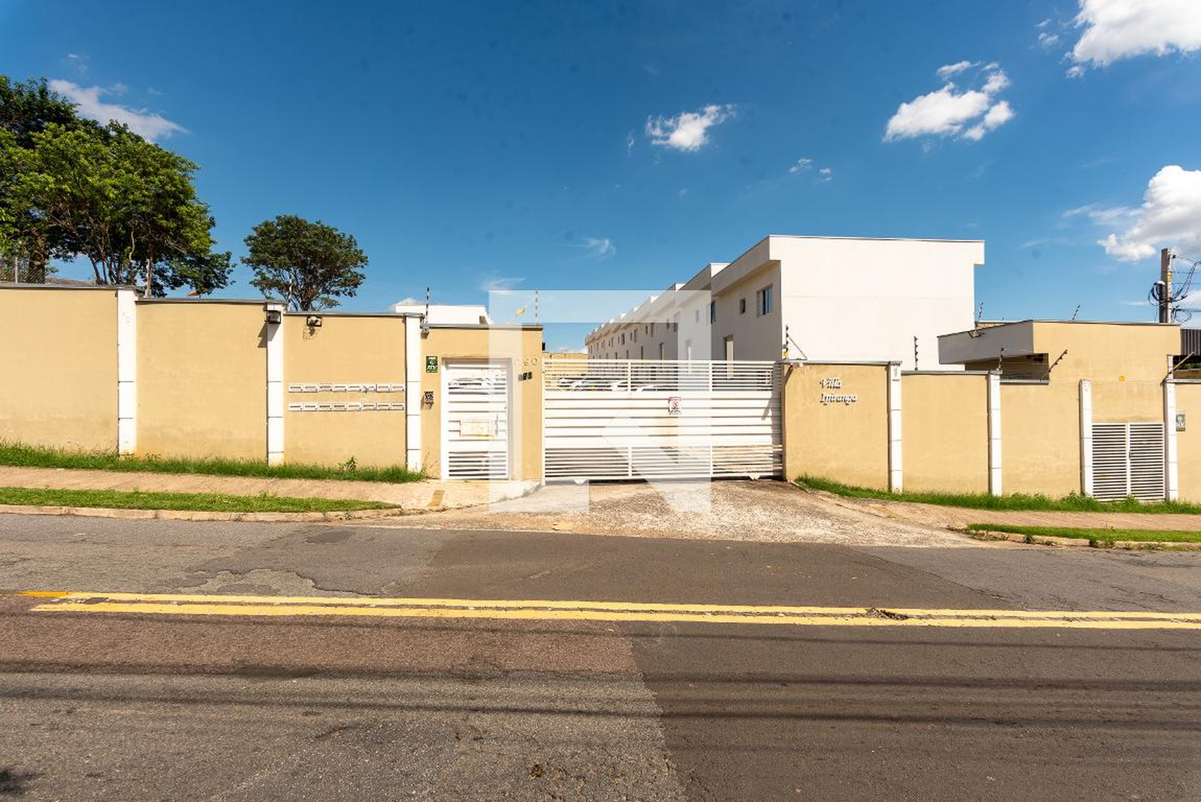 Fachada Condomínio em Rua Rafael Camisão, 190