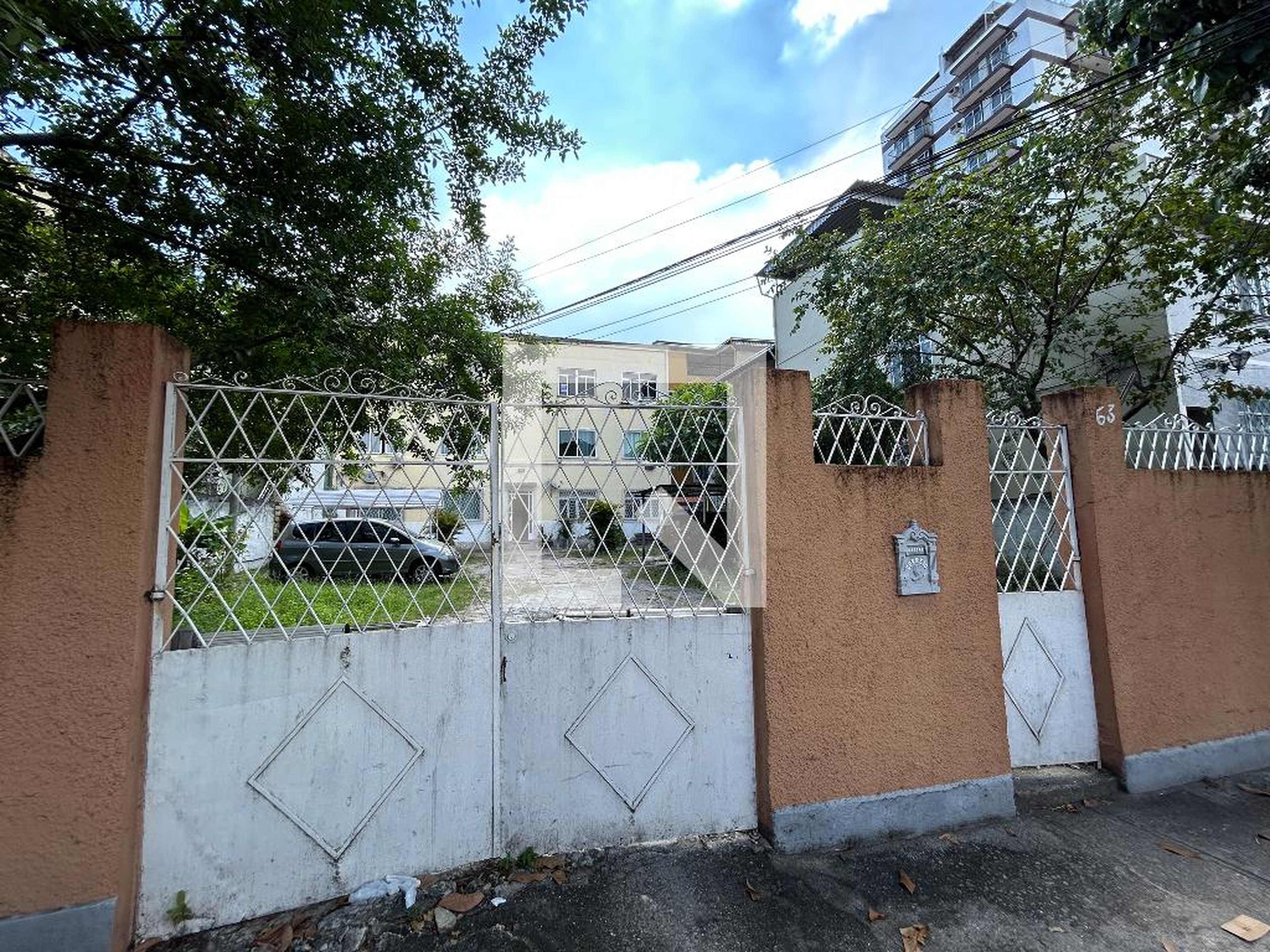 Entrada Condomínio em Rua Chaves Pinheiro, 63