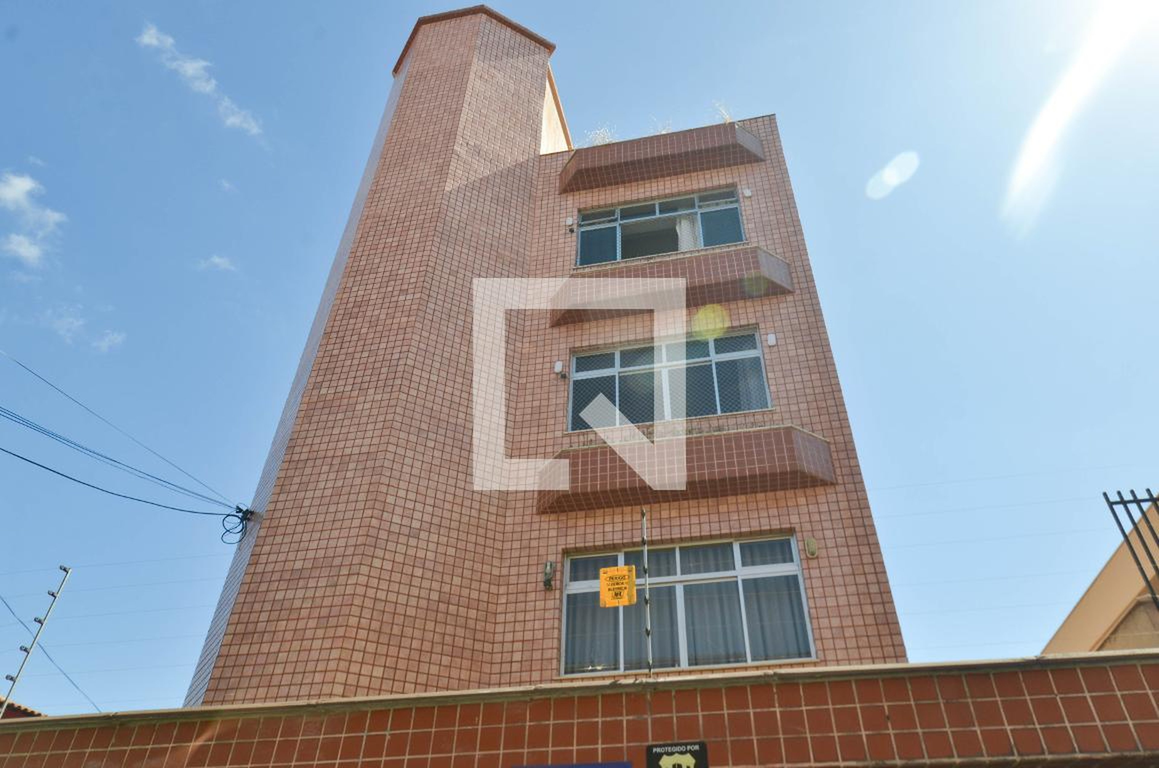 Fachada Condomínio em Rua Begônia, 687