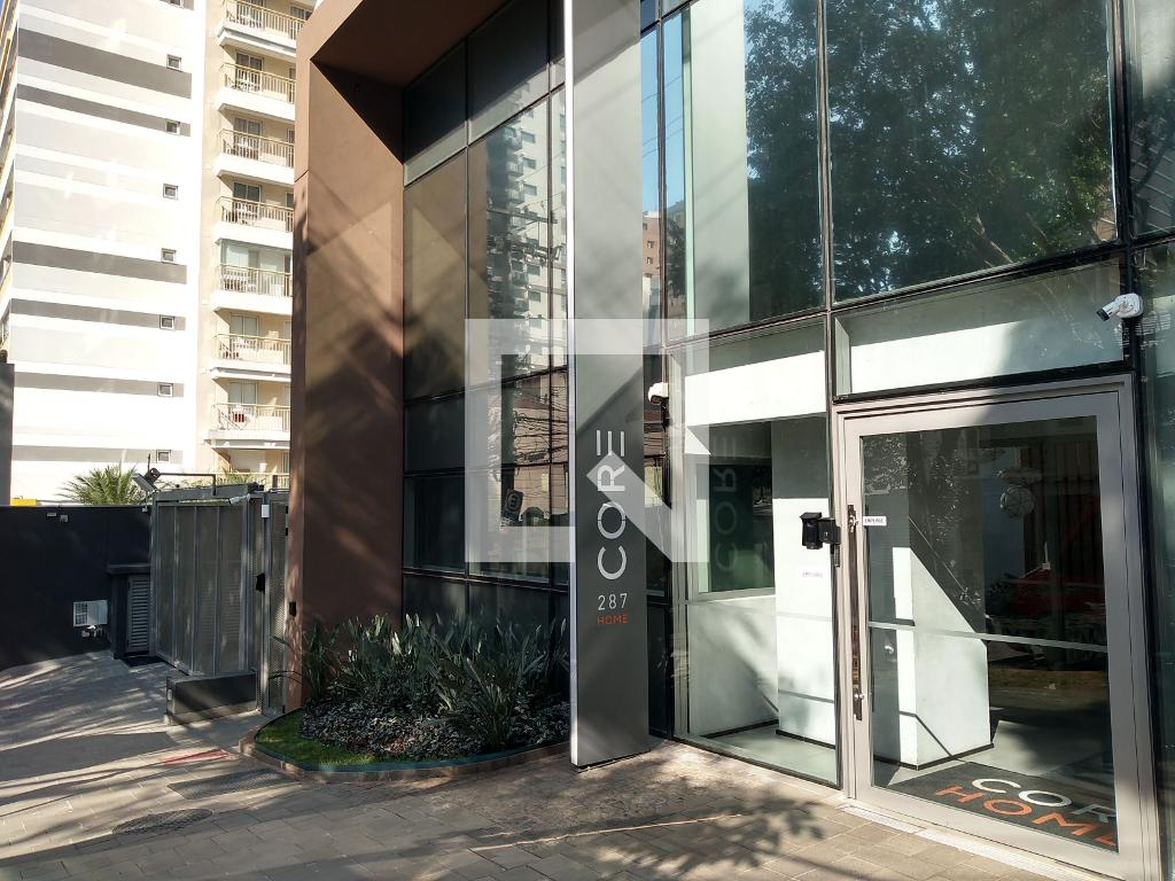 Fachada Condomínio em Rua Alves Guimarães, 285