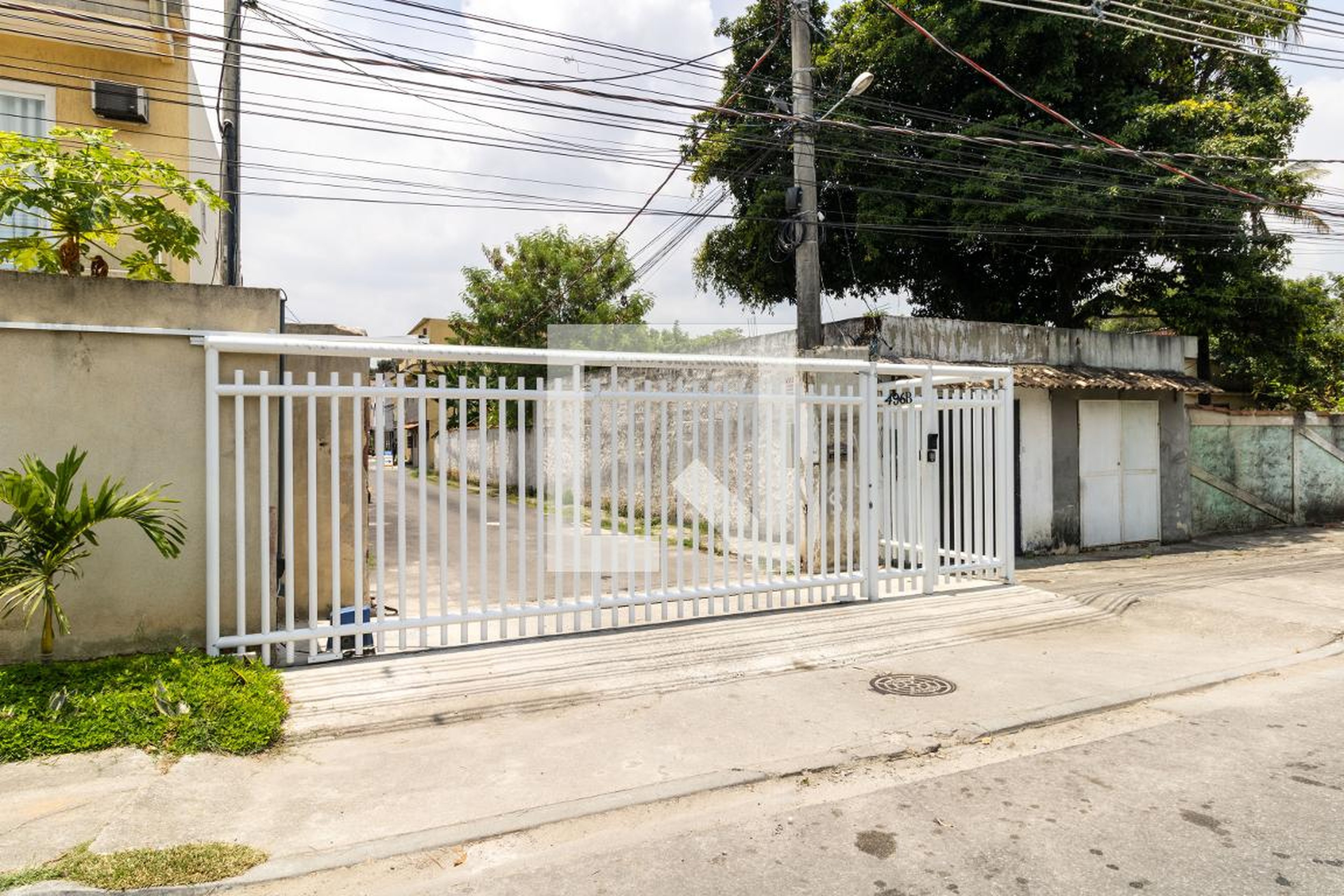 Fachada do Condomínio Condomínio em Avenida Alhambra, 496