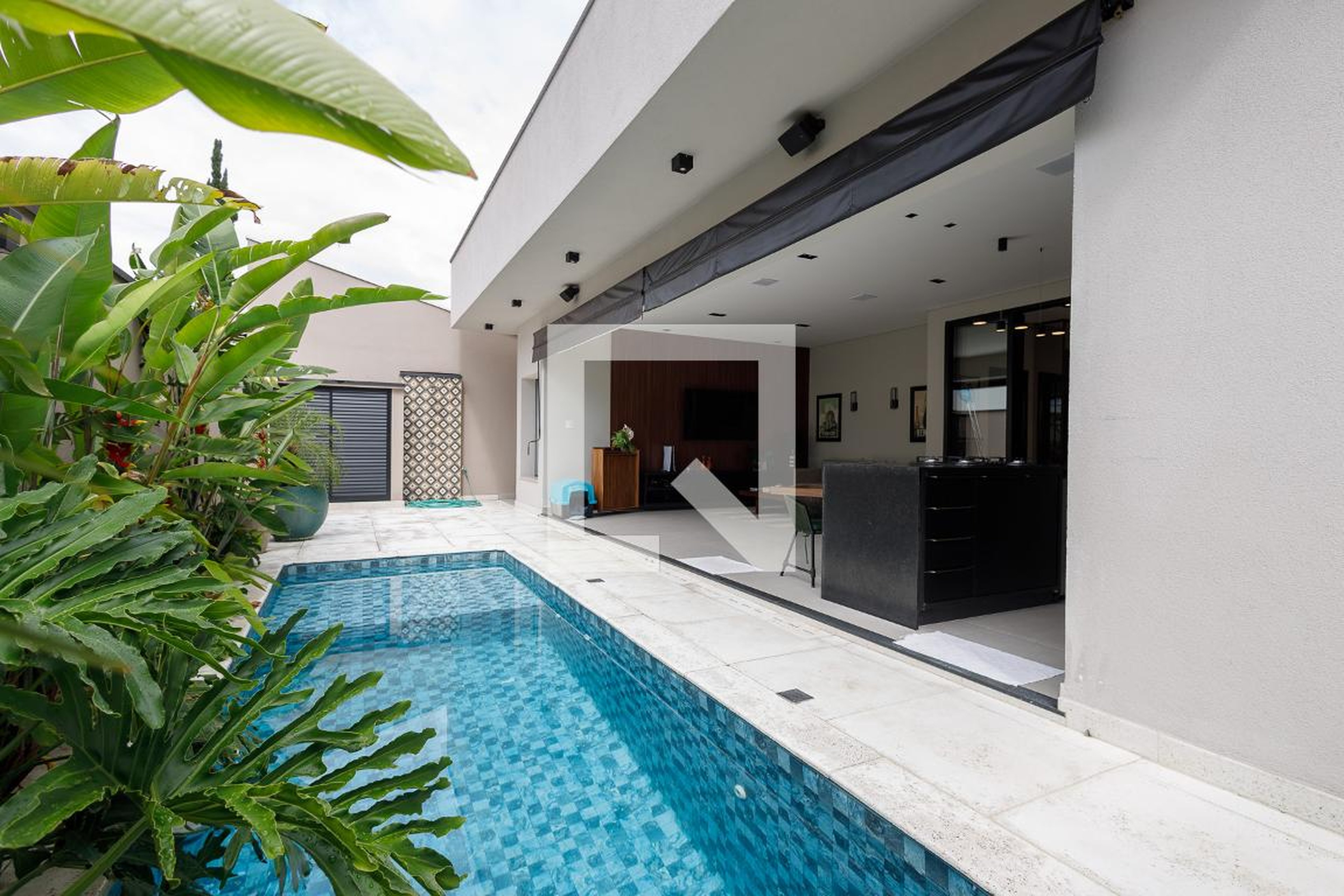 Piscina Condomínio em Rua Dezesseis, 921