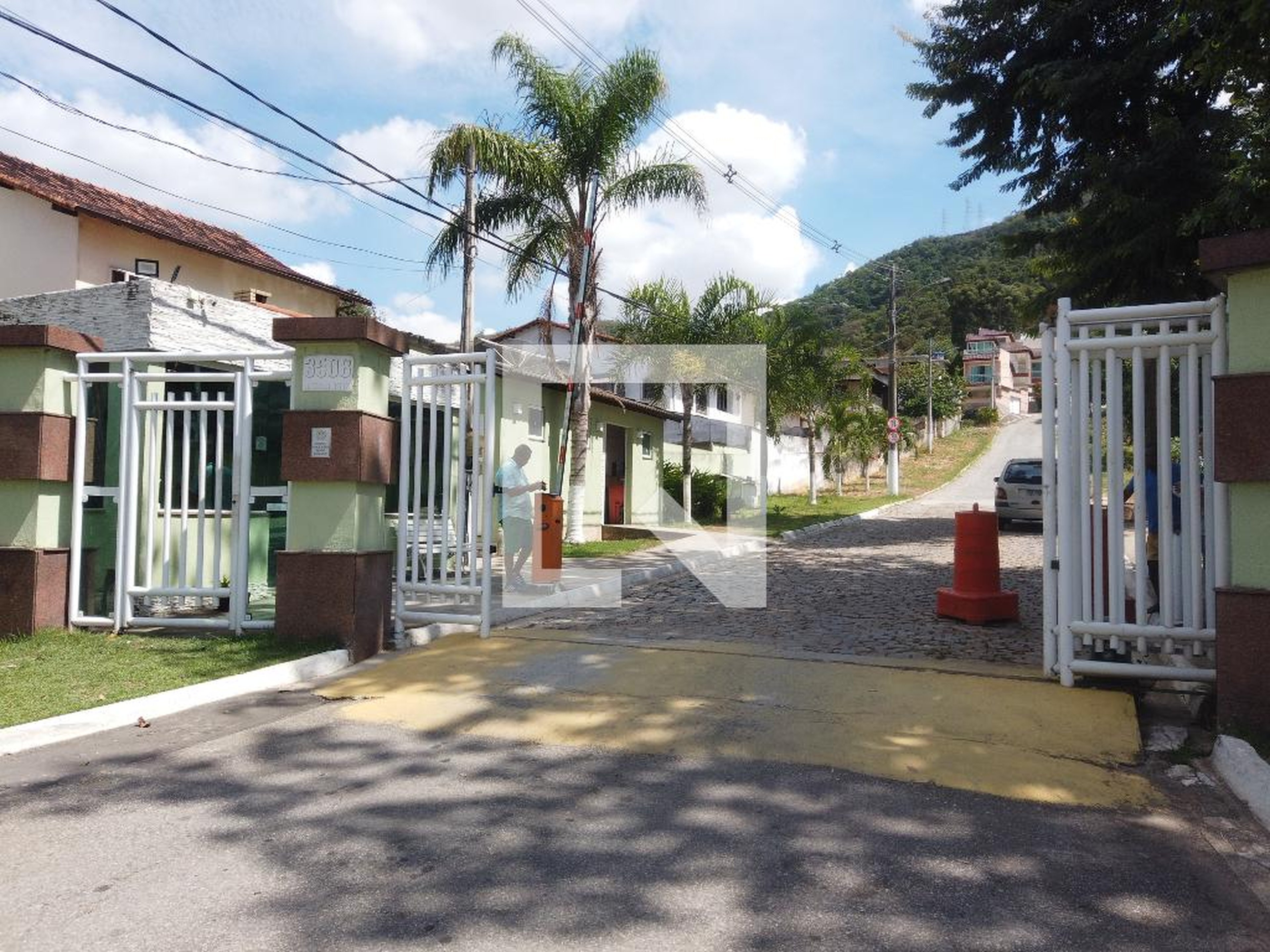 Fachada do Condomínio Condomínio em Estrada do Cafundá, 3508