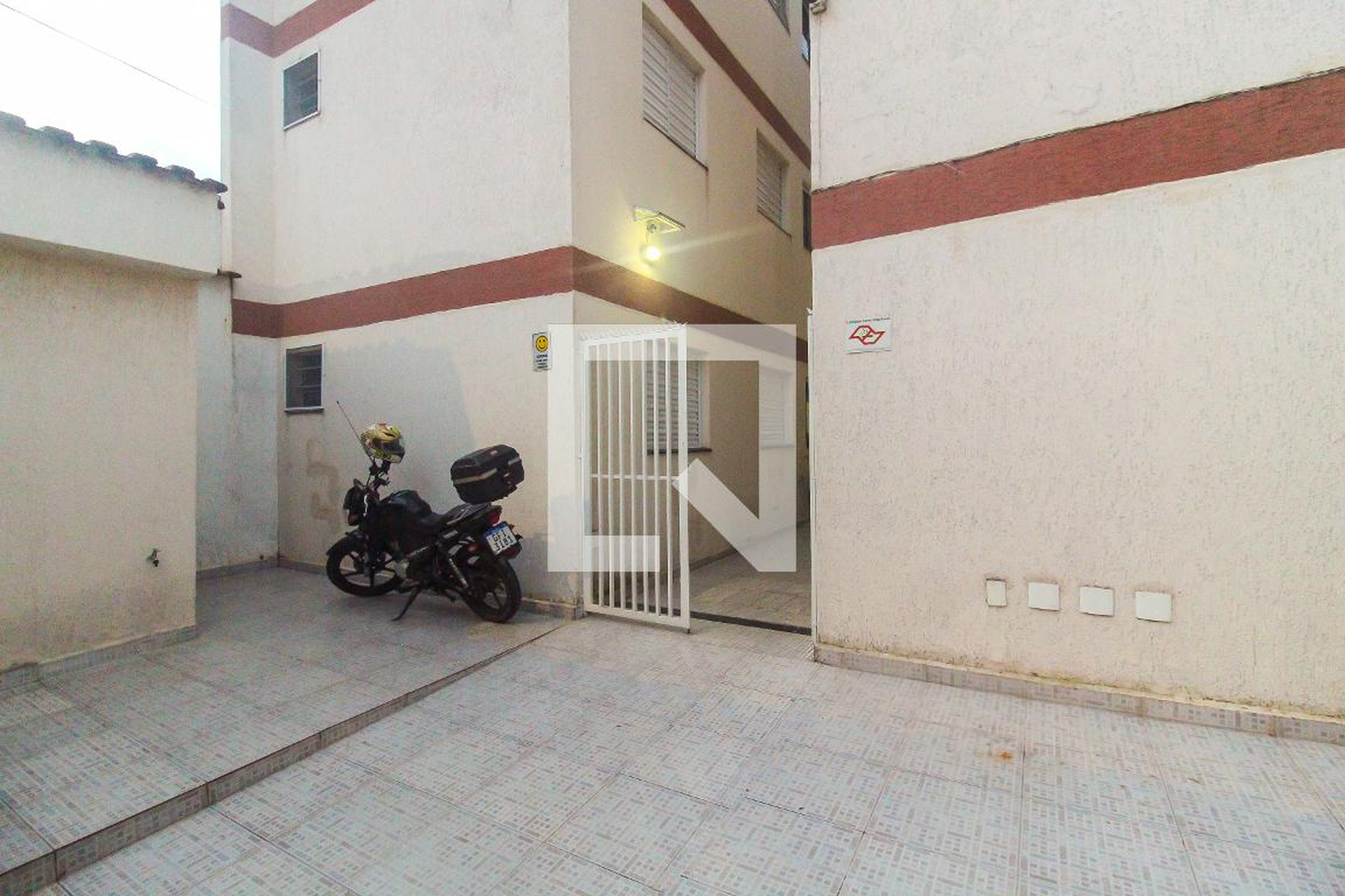 Área externa Condomínio em Rua Sebastião de Barros, 200