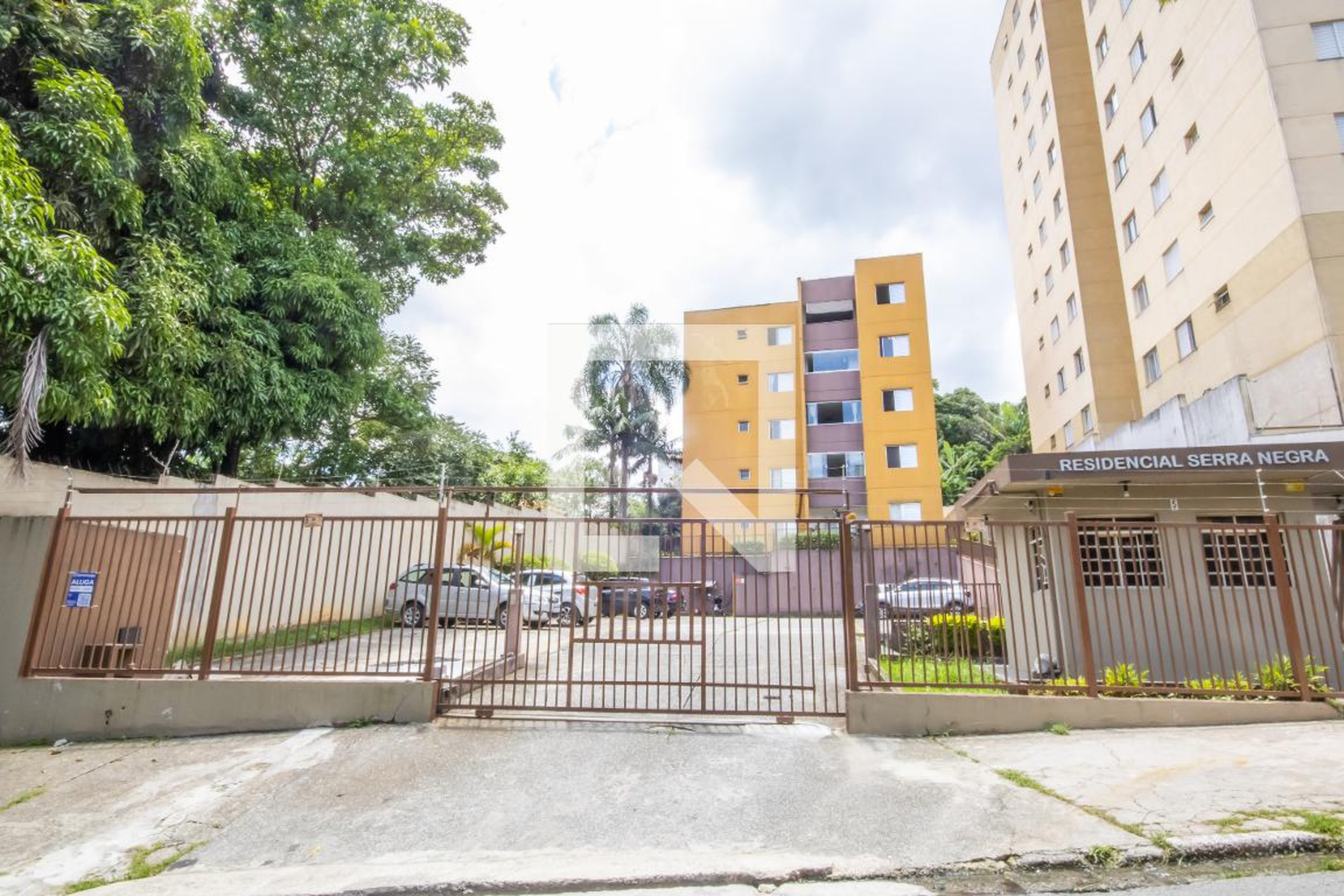 Fachada Condomínio em Rua Serra Negra, 5