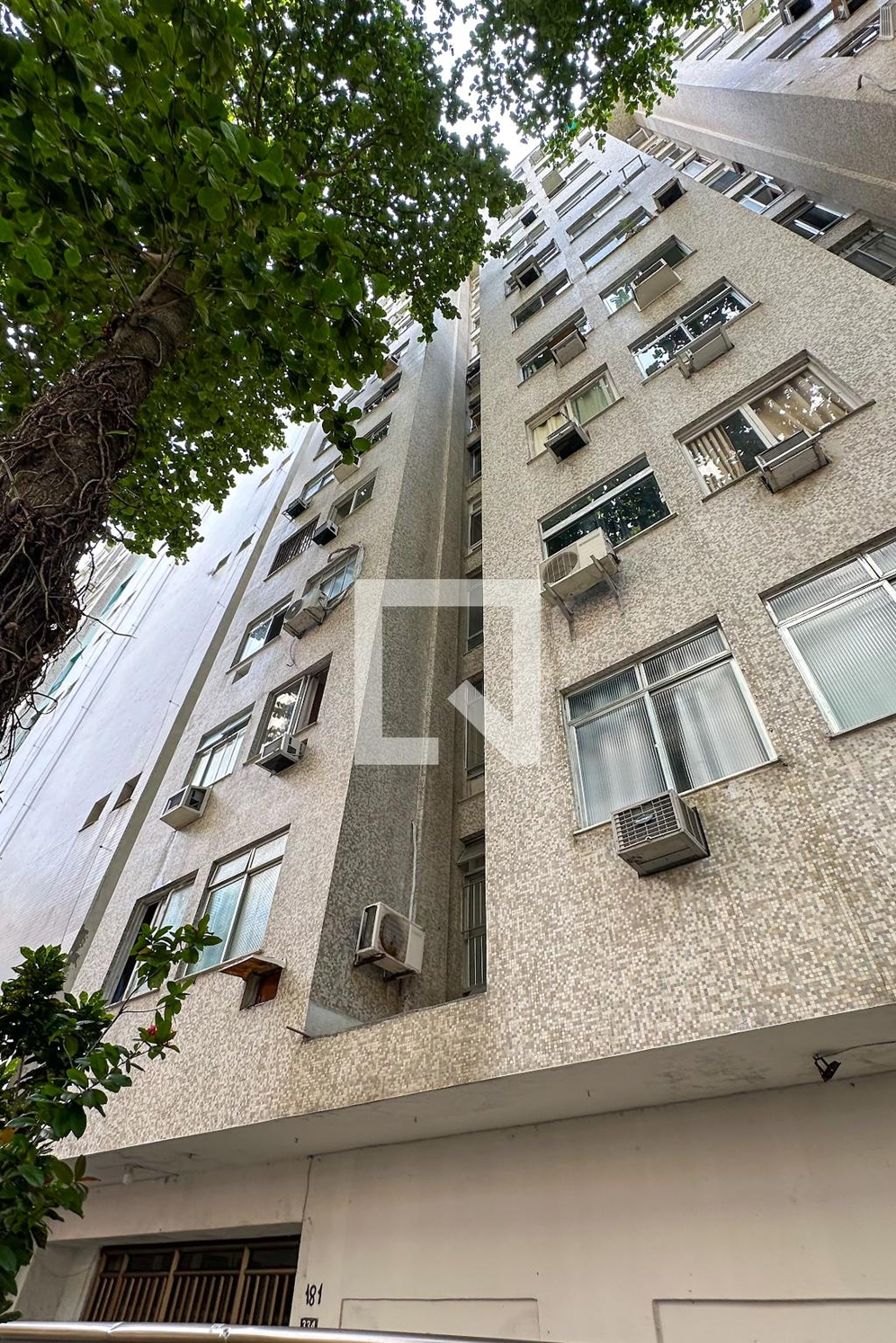 Fachada Condomínio em Rua Roberto Dias Lopes, 181