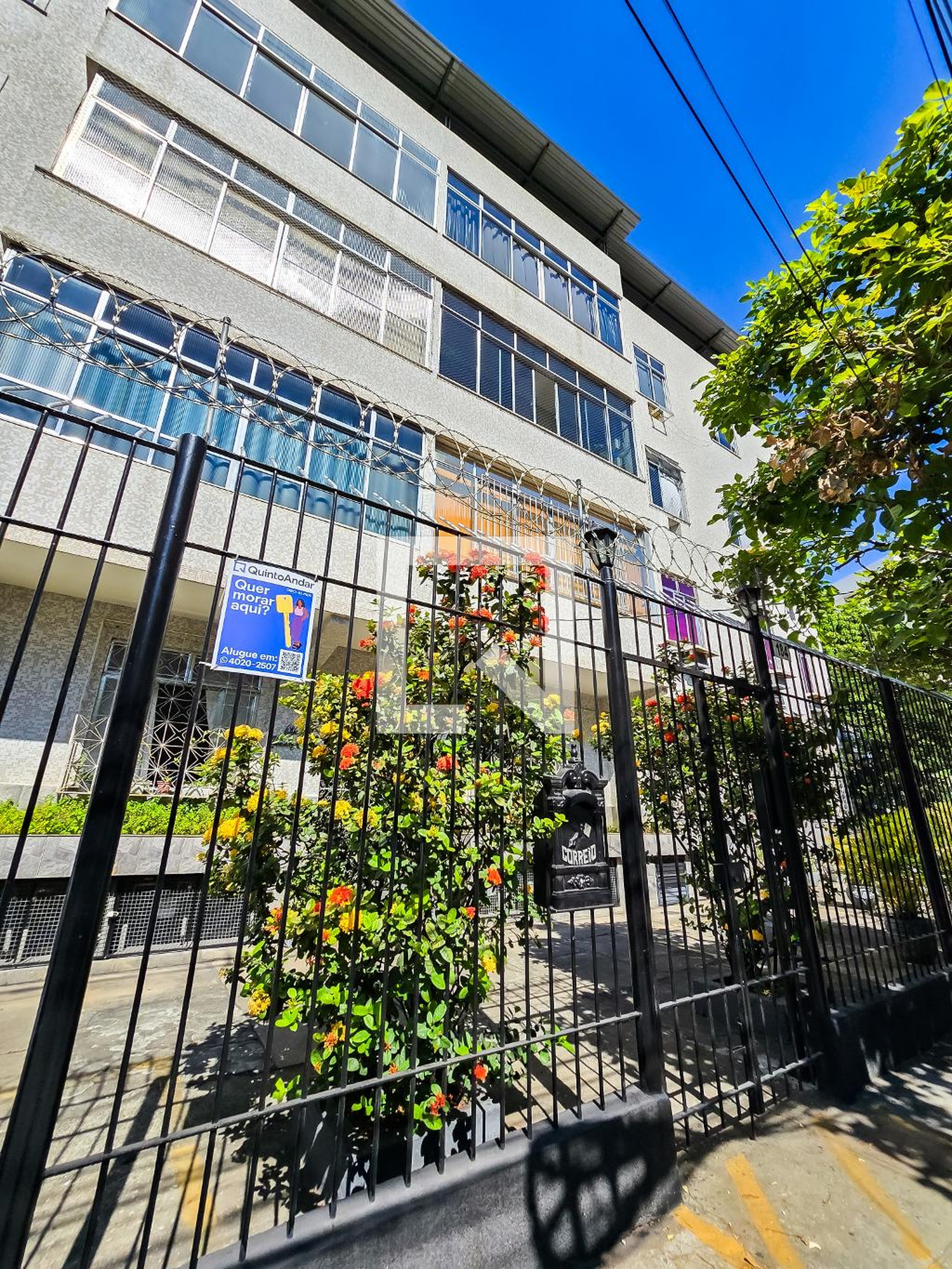 Fachada Condomínio em Rua Cachambi, 184