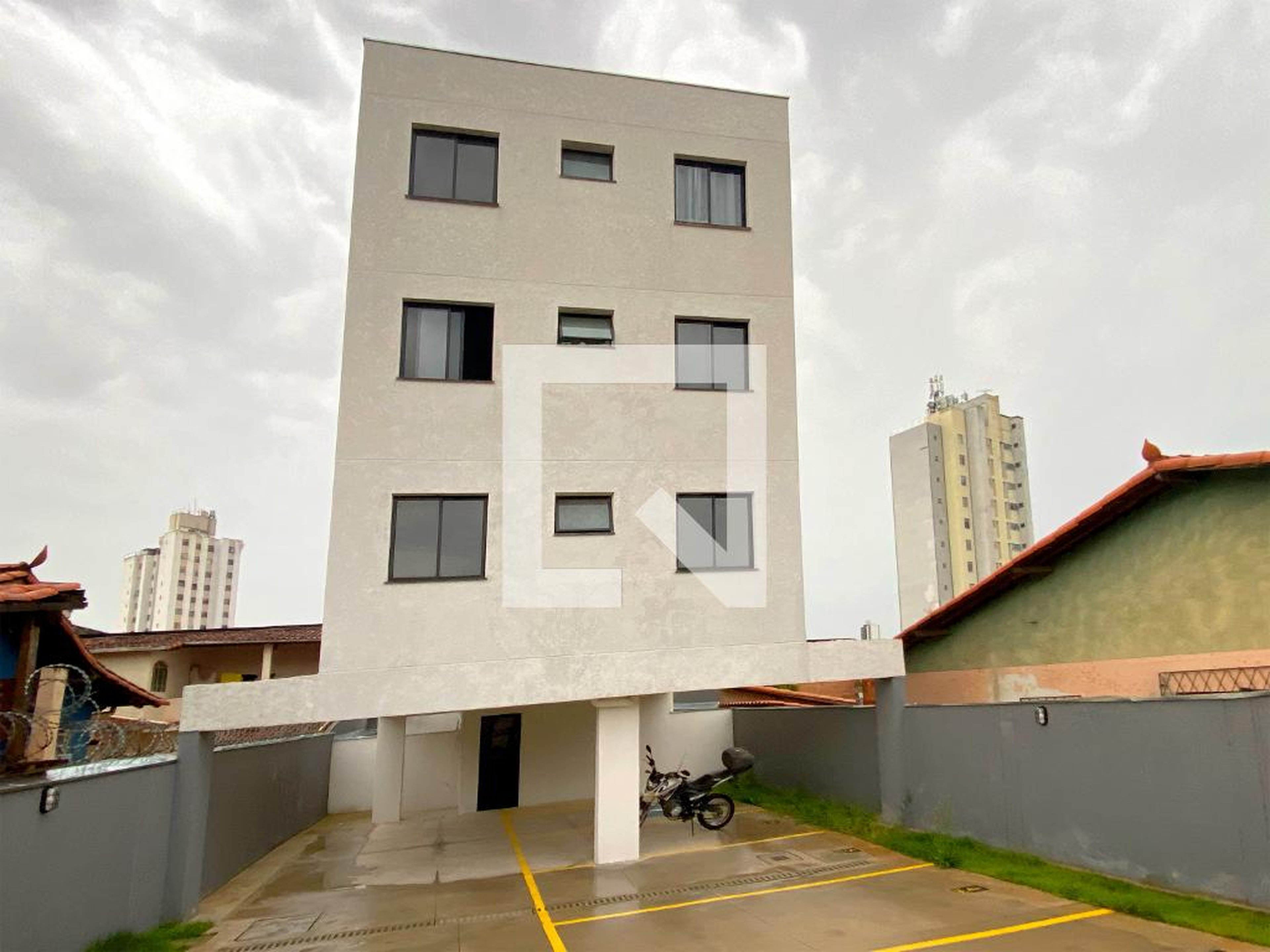 Fachada Condomínio em Rua Jataí, 1024