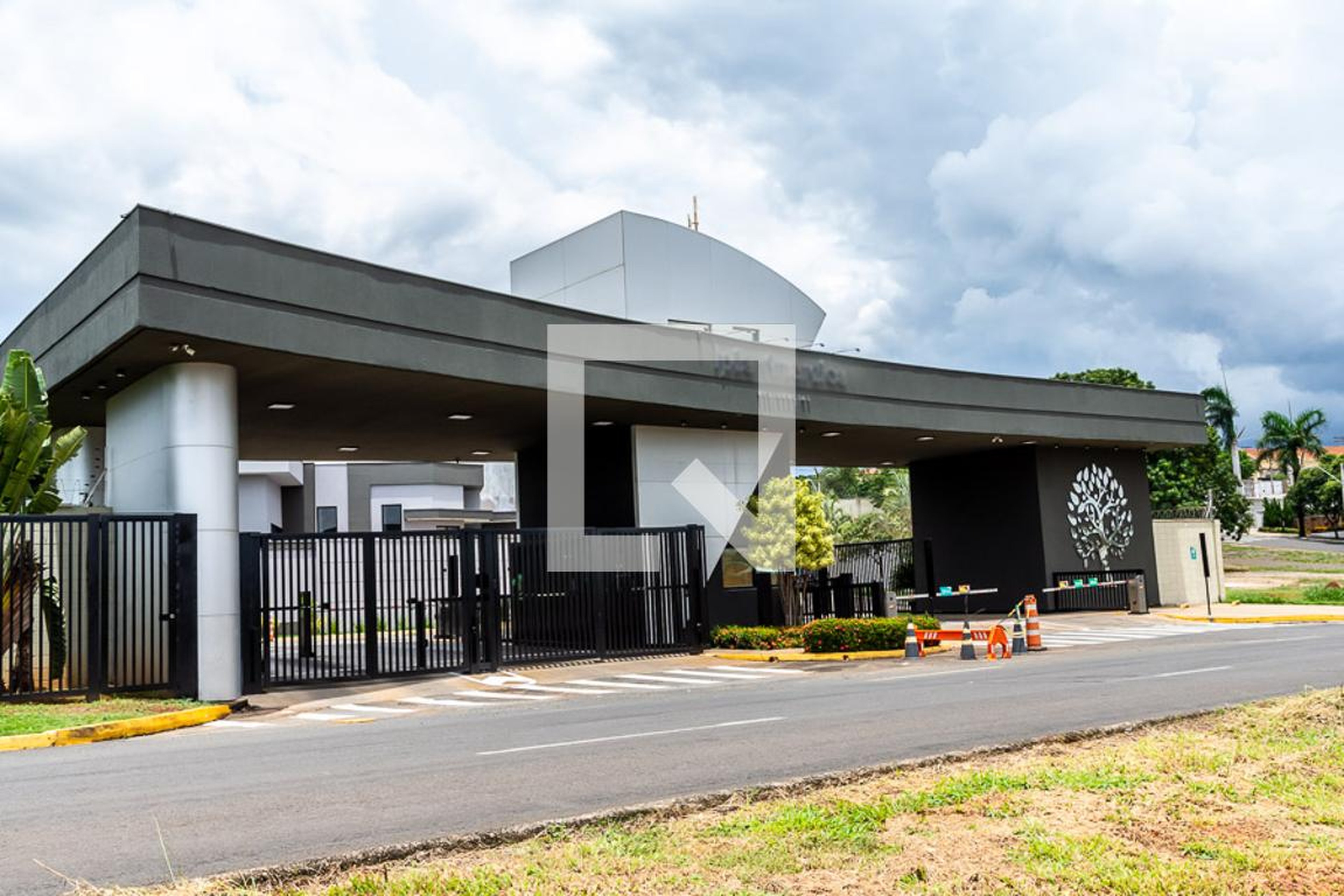 Fachada Condomínio em Rua Francisco Sarra, 344