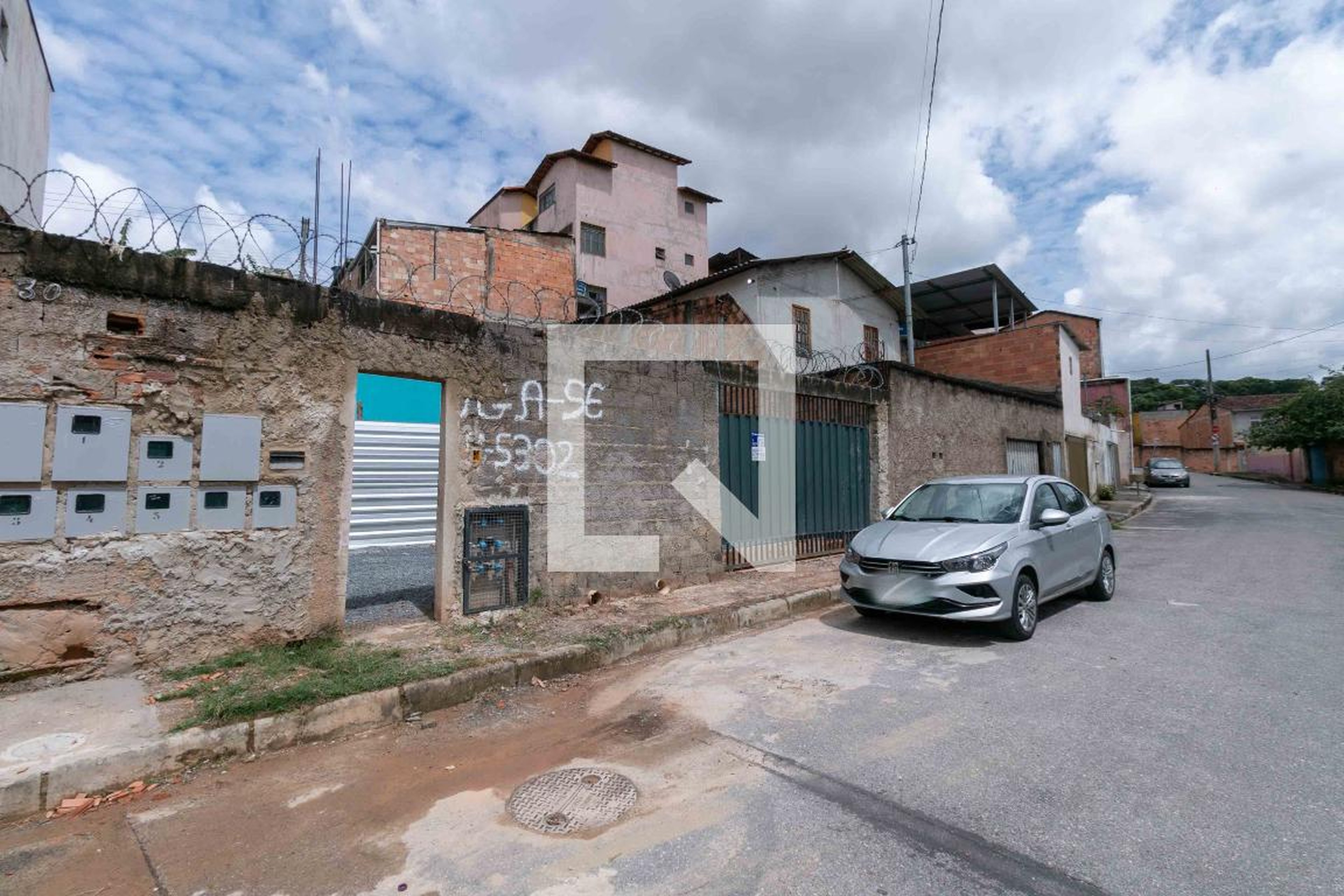 Fachada Condomínio em Rua Um, 30