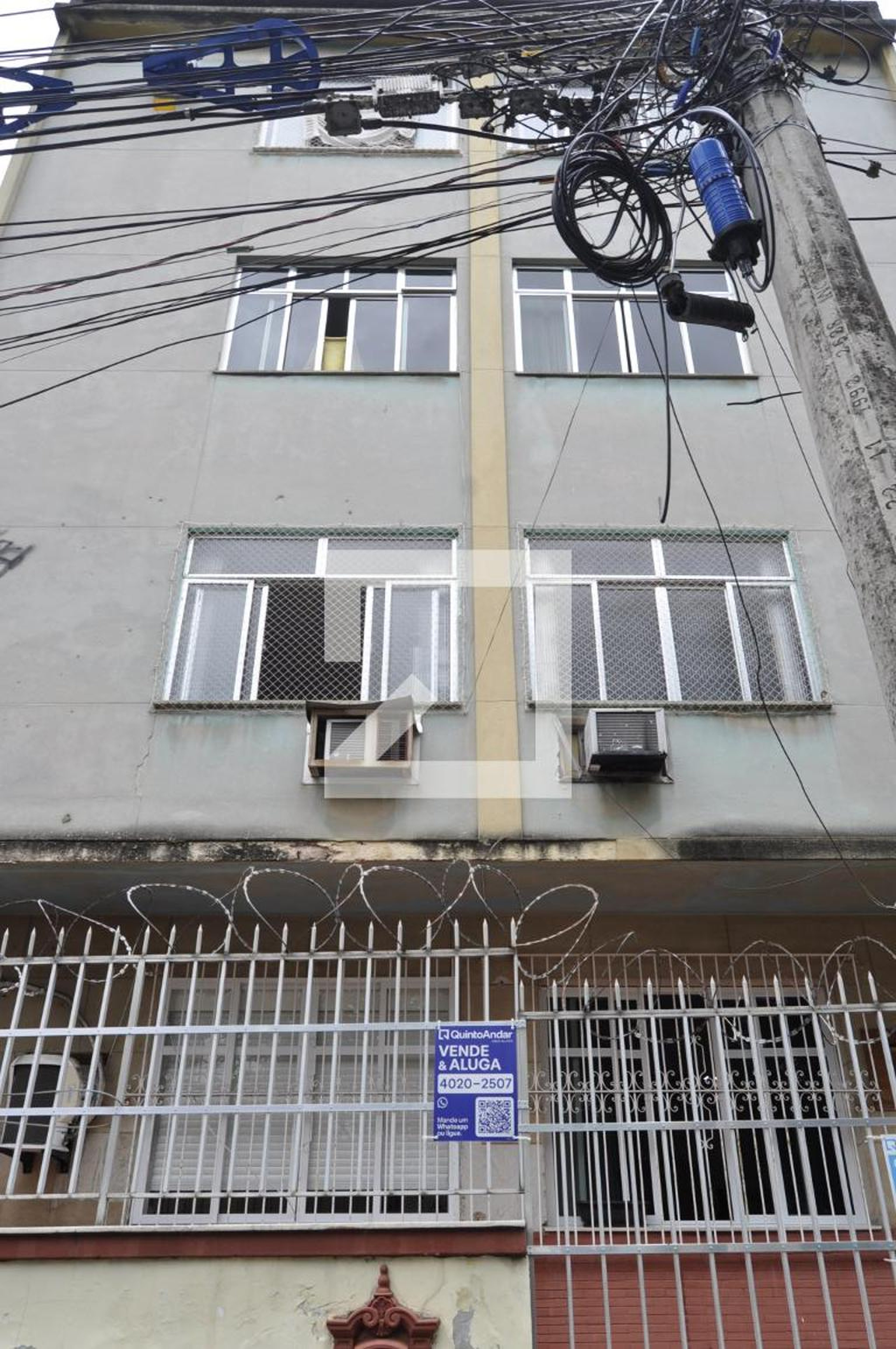 Fachada Condomínio em Rua Neves Leão, 28