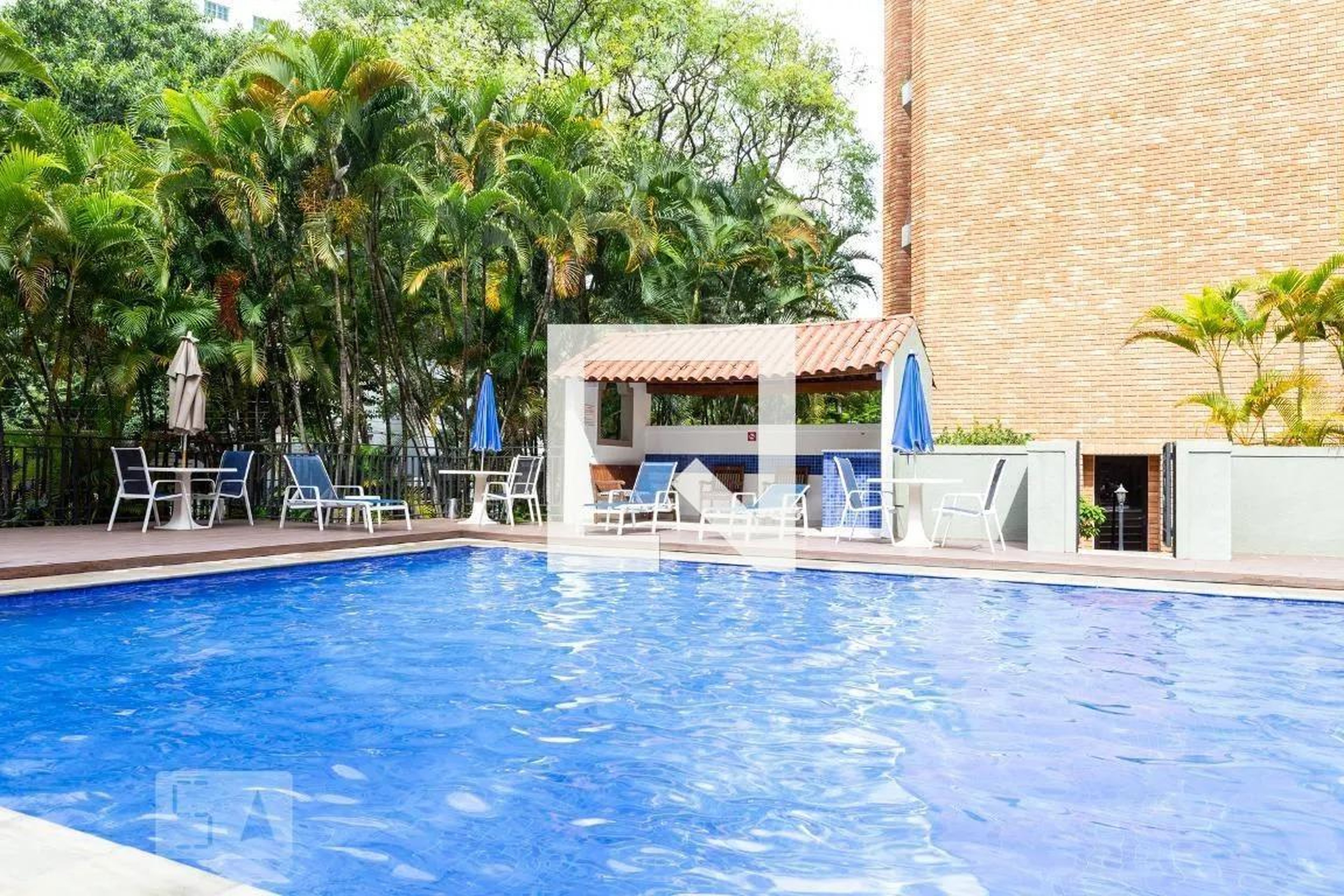 Piscina - Edifício Chateaux France